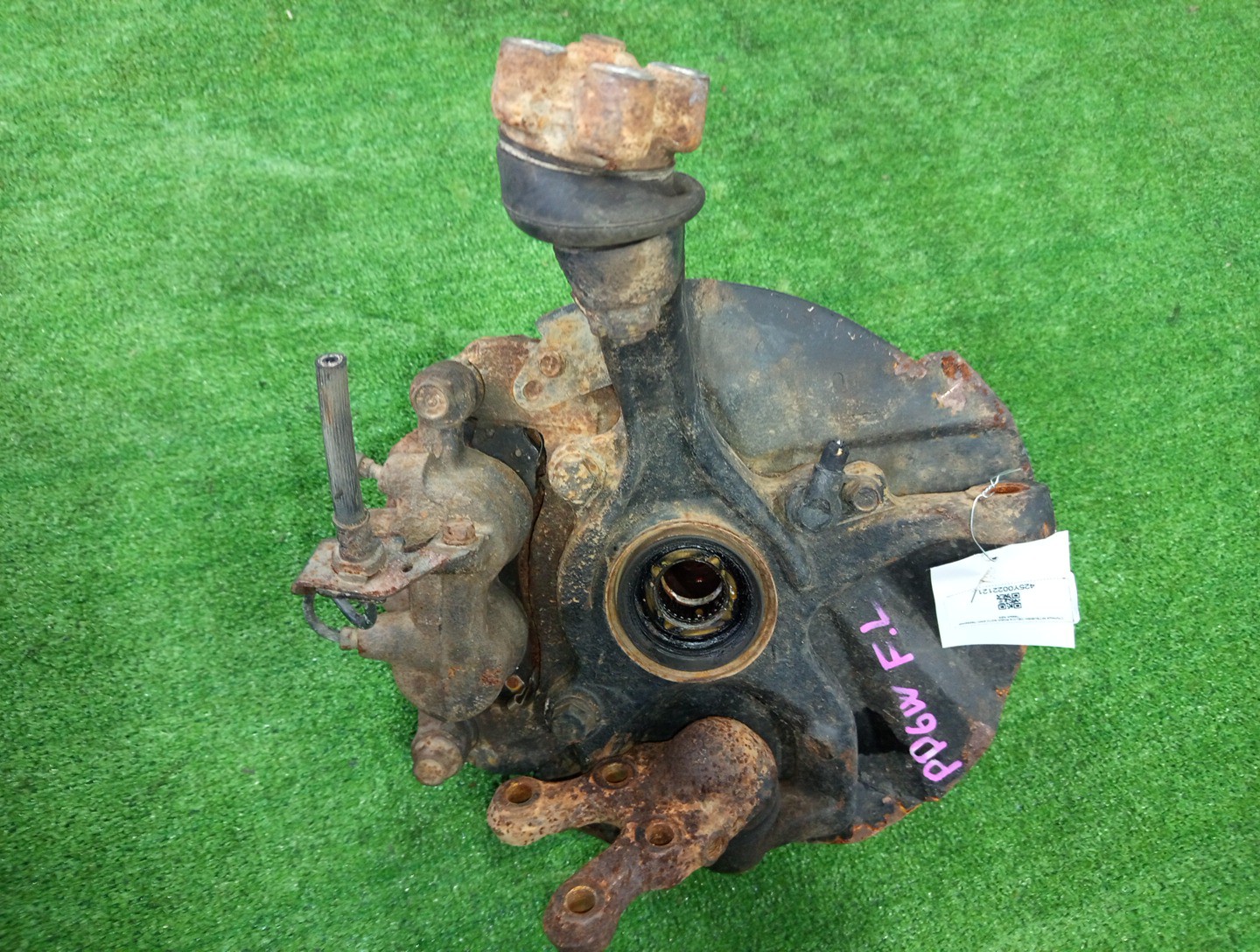 Ступица левая передняя MITSUBISHI DELICA PE6W, PD6W, PD4W, PD8W, PE8W, PF6W, PF8W 6G72, 4G64, 4M40T 2 ракурс Ступица левая передняя MITSUBISHI DELICA PE6W, PD6W, PD4W, PD8W, PE8W, PF6W, PF8W 6G72, 4G64, 4M40T 2 ракурс