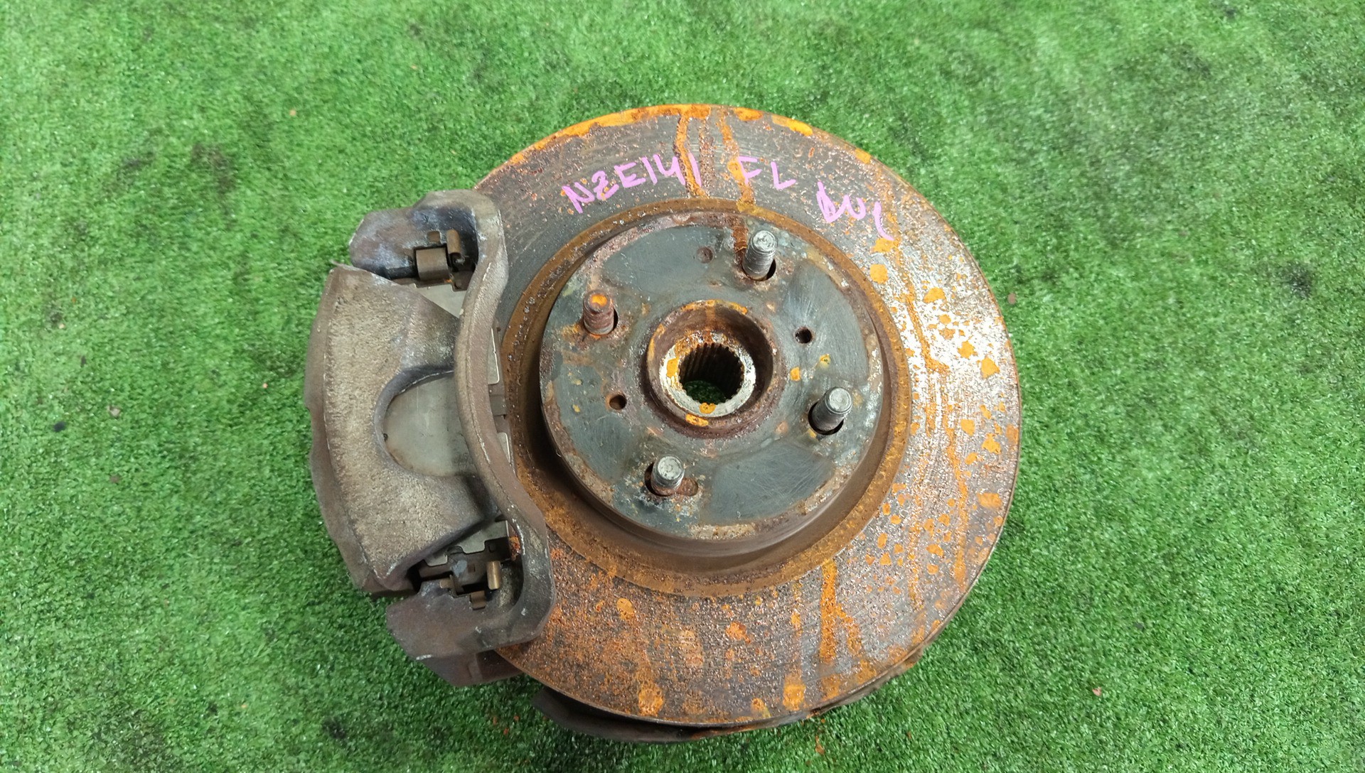 Ступица левая передняя TOYOTA AXIO, COROLLA FIELDER, COROLLA  AXIO, FIELDER NZE141, ZRE142, ZRE142G, NZE141G 1NZ-FE, 2ZR-FAE, 2ZR-FE 1 ракурс