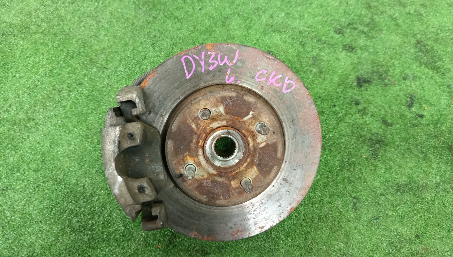 Ступица левая передняя MAZDA DEMIO, VERISA DY3W, DY5W, DY3R, DY5R, DC5R, DC5W ZJ-VE, ZY-VE 1 ракурс