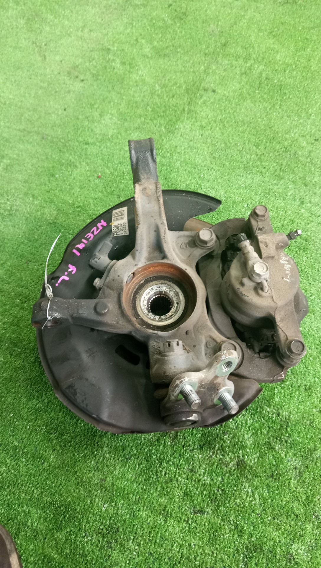 Ступица левая передняя TOYOTA AXIO, COROLLA FIELDER, COROLLA  AXIO, FIELDER NZE141, ZRE142, ZRE142G, NZE141G 1NZ-FE, 2ZR-FAE, 2ZR-FE 3 ракурс