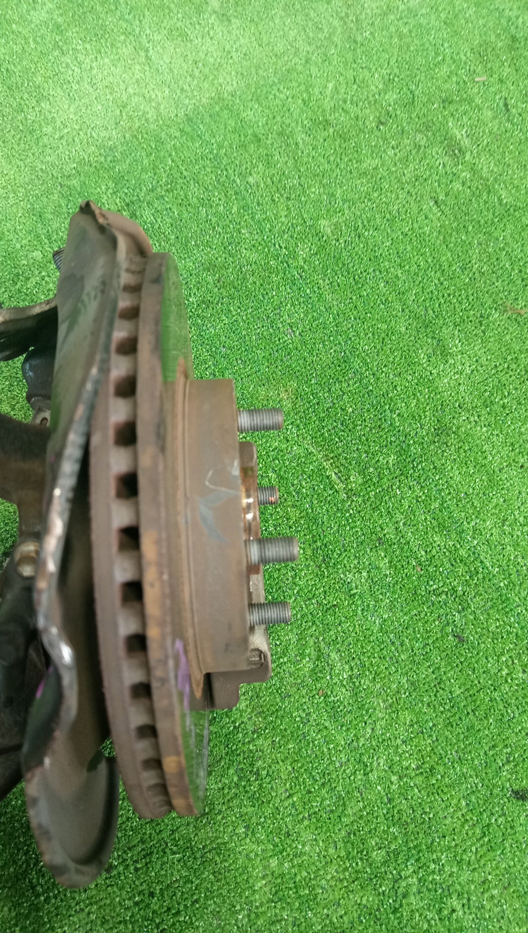 Ступица левая передняя TOYOTA AXIO, COROLLA FIELDER, COROLLA  AXIO, FIELDER NZE141, ZRE142, ZRE142G, NZE141G 1NZ-FE, 2ZR-FAE, 2ZR-FE 2 ракурс