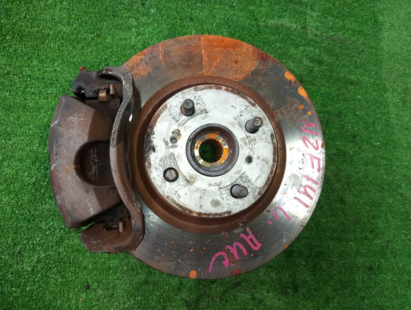 Ступица левая передняя TOYOTA AXIO, COROLLA FIELDER, COROLLA  AXIO, FIELDER NZE141, ZRE142, ZRE142G, NZE141G 1NZ-FE, 2ZR-FAE, 2ZR-FE 1 ракурс