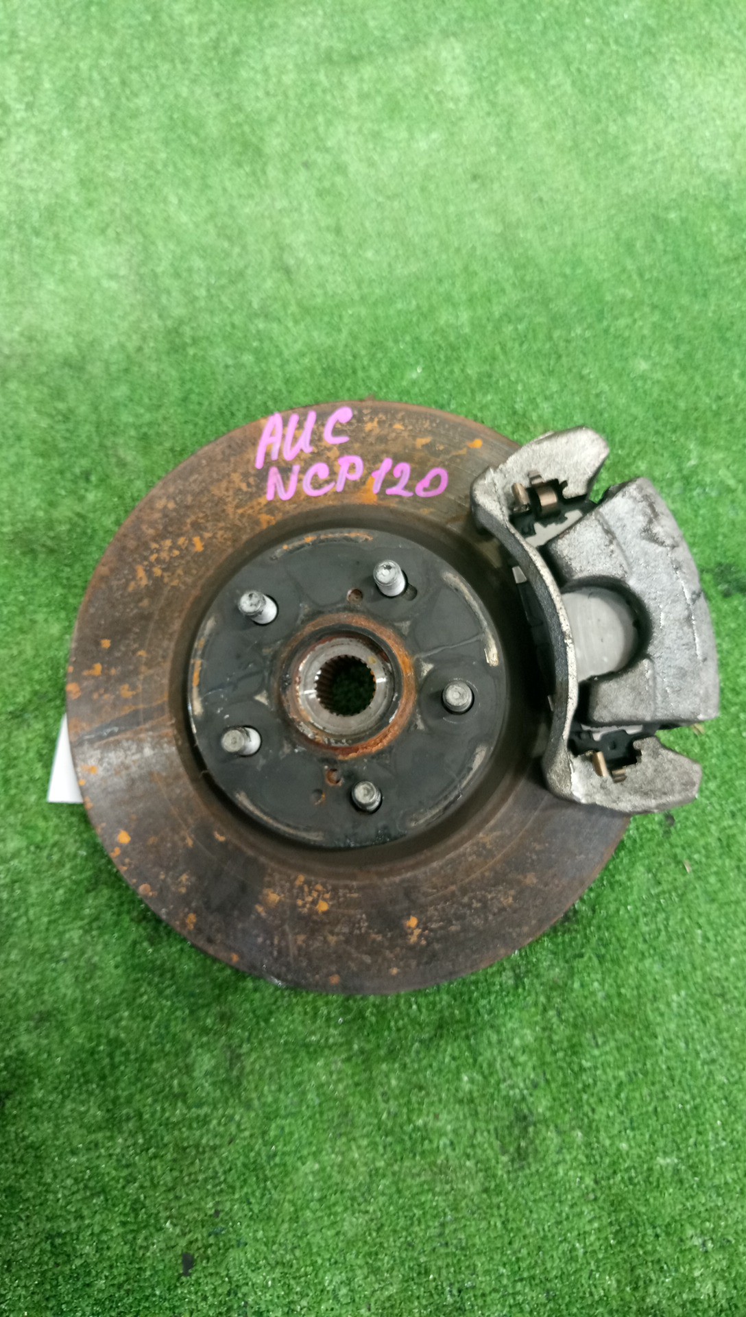 Ступица правая передняя TOYOTA RACTIS NCP120 1NZ-FE 1 ракурс