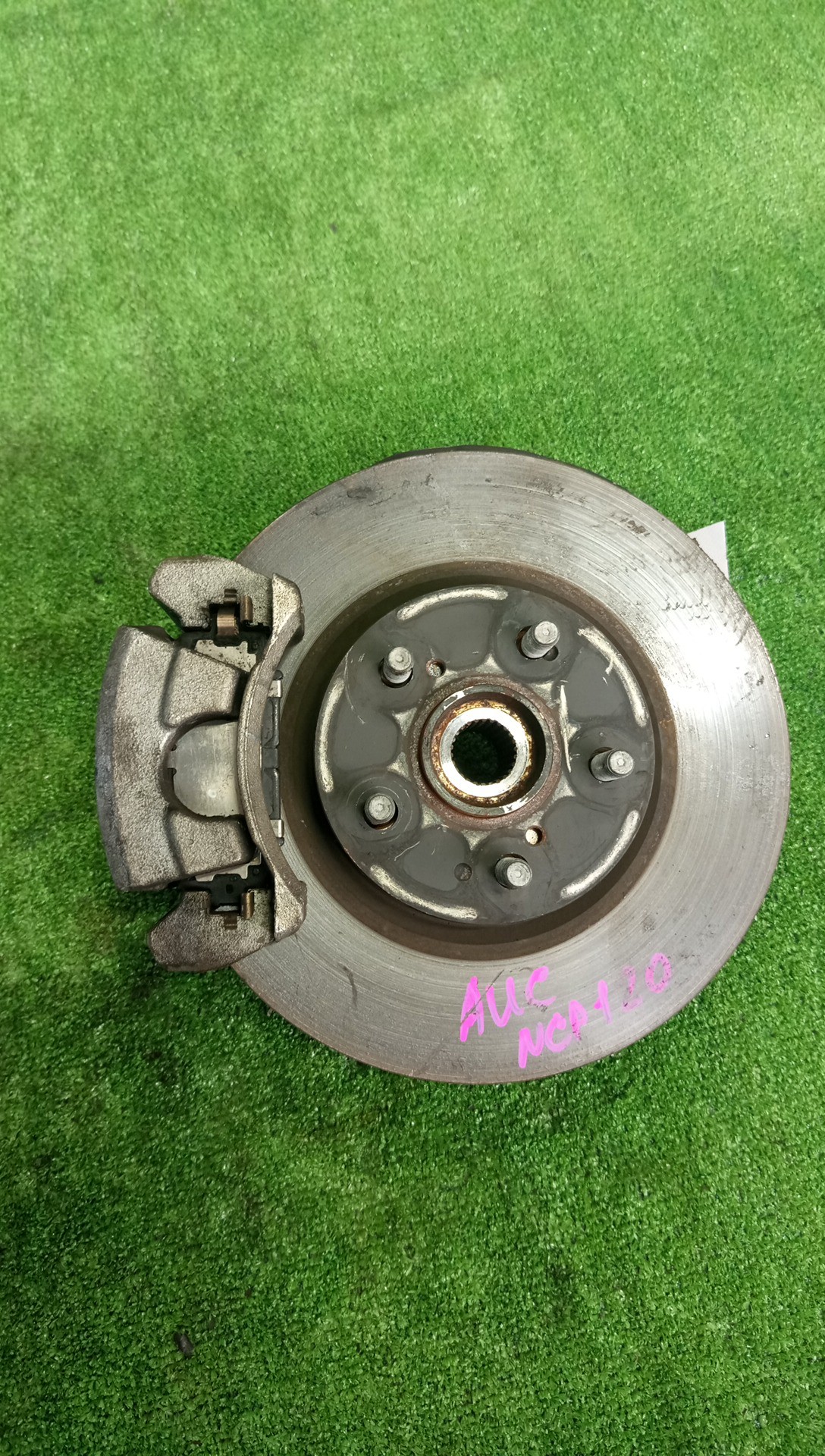 Ступица левая передняя TOYOTA RACTIS NCP120 1NZ-FE 1 ракурс