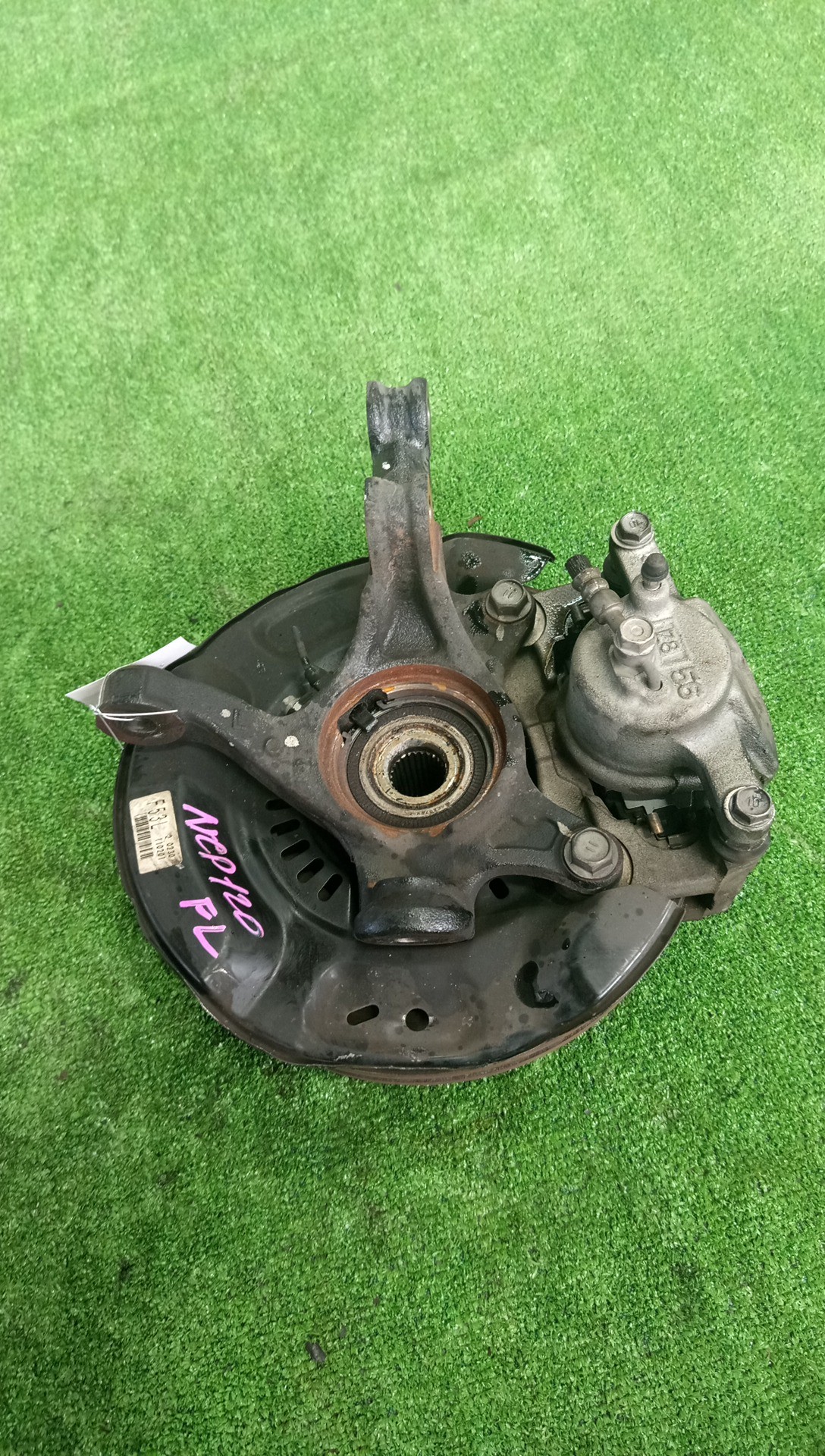 Ступица левая передняя TOYOTA RACTIS NCP120 1NZ-FE 3 ракурс