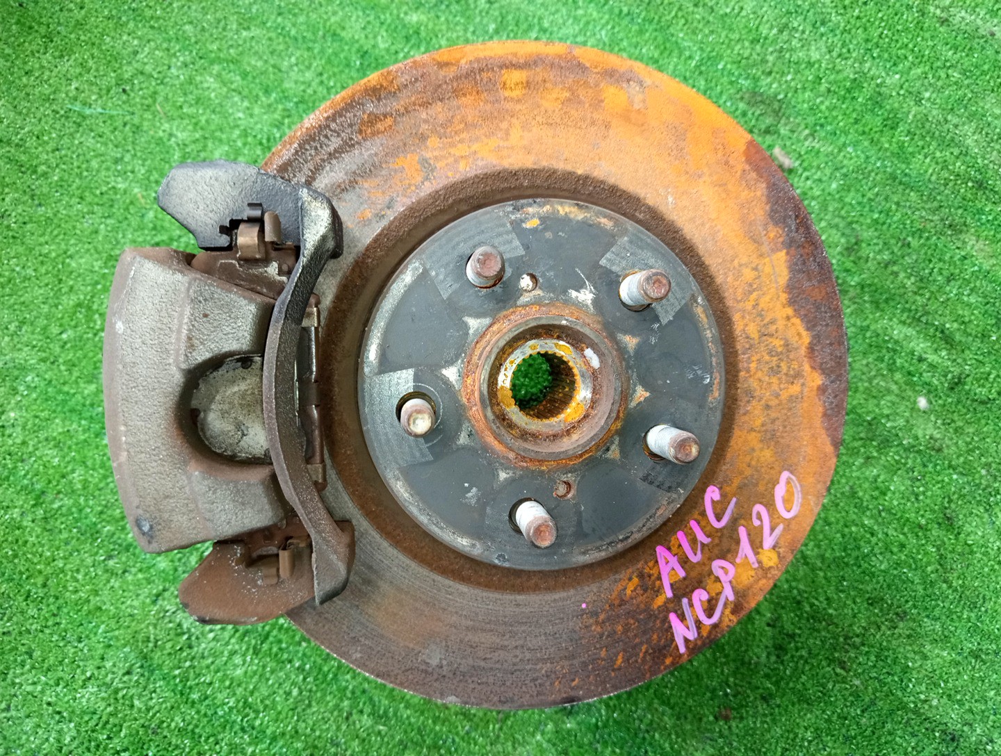 Ступица левая передняя TOYOTA RACTIS NCP120 1NZ-FE 1 ракурс