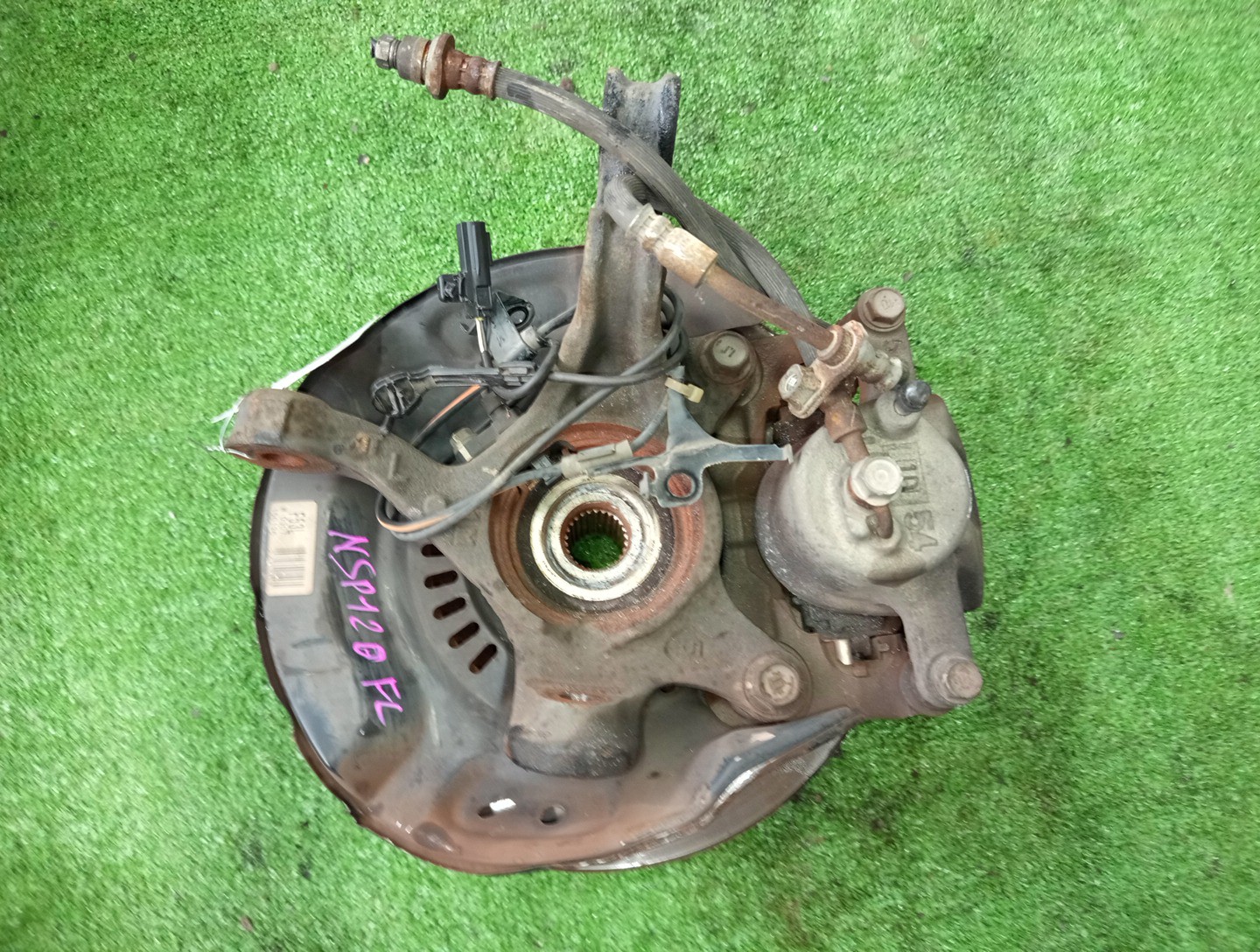 Ступица левая передняя TOYOTA RACTIS NSP120 1NR-FE 2 ракурс