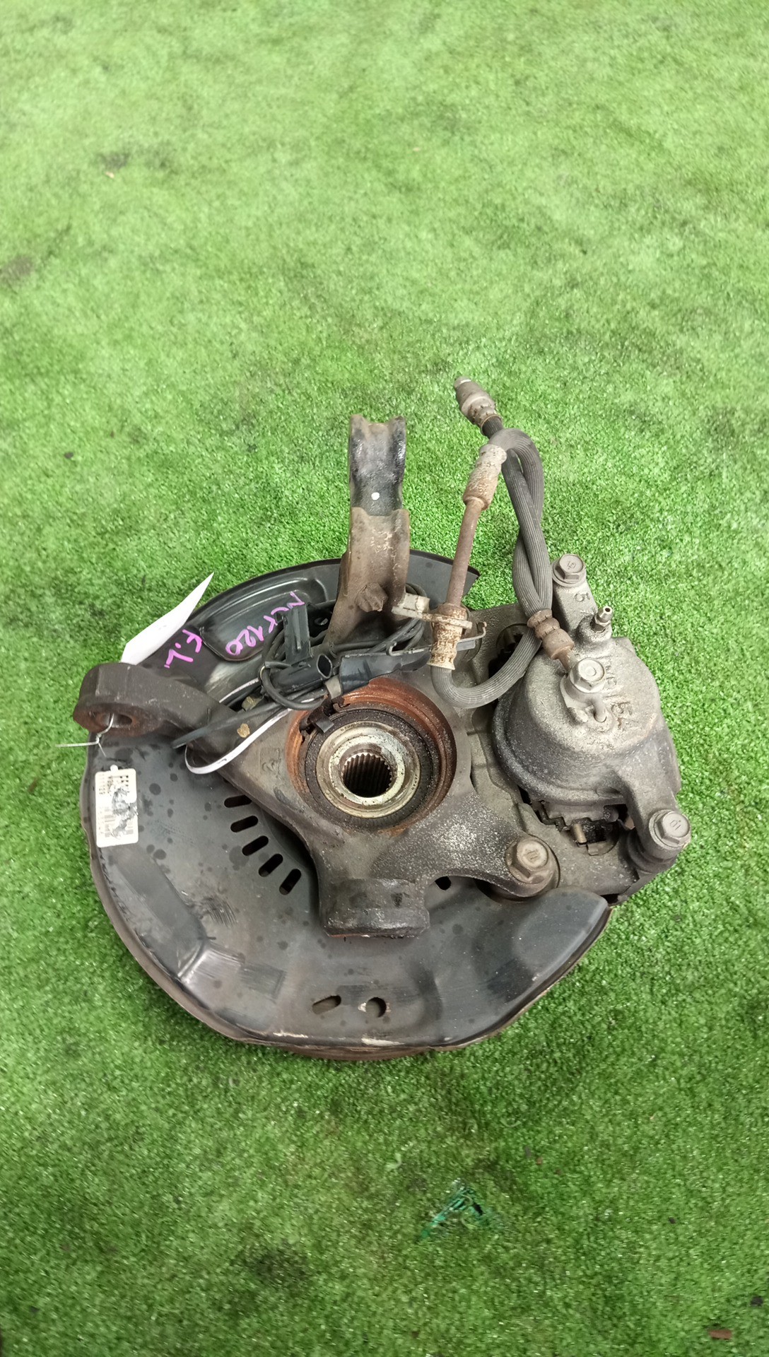 Ступица левая передняя TOYOTA RACTIS NCP120 1NZ-FE 3 ракурс