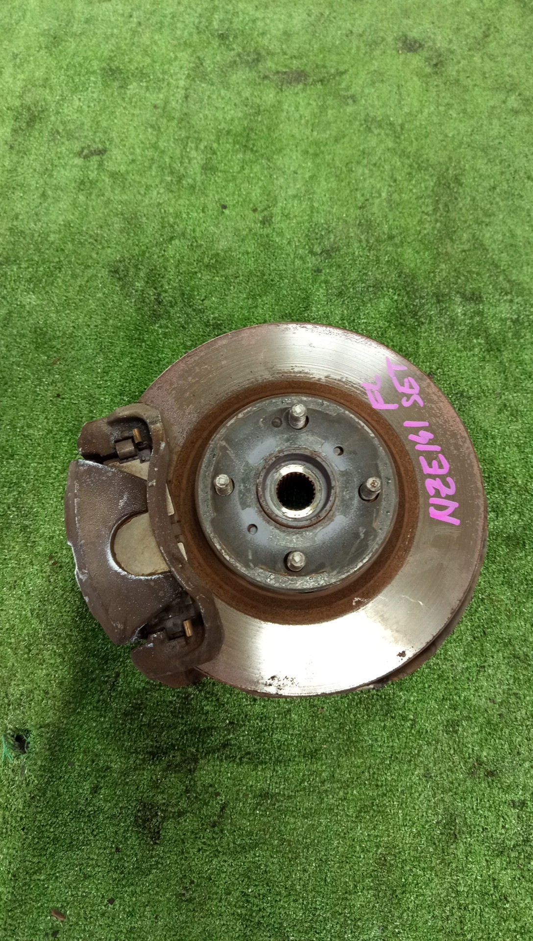 Ступица левая передняя TOYOTA AXIO, COROLLA FIELDER, COROLLA  AXIO, FIELDER NZE141, ZRE142, ZRE142G, NZE141G 1NZ-FE, 2ZR-FAE, 2ZR-FE 1 ракурс