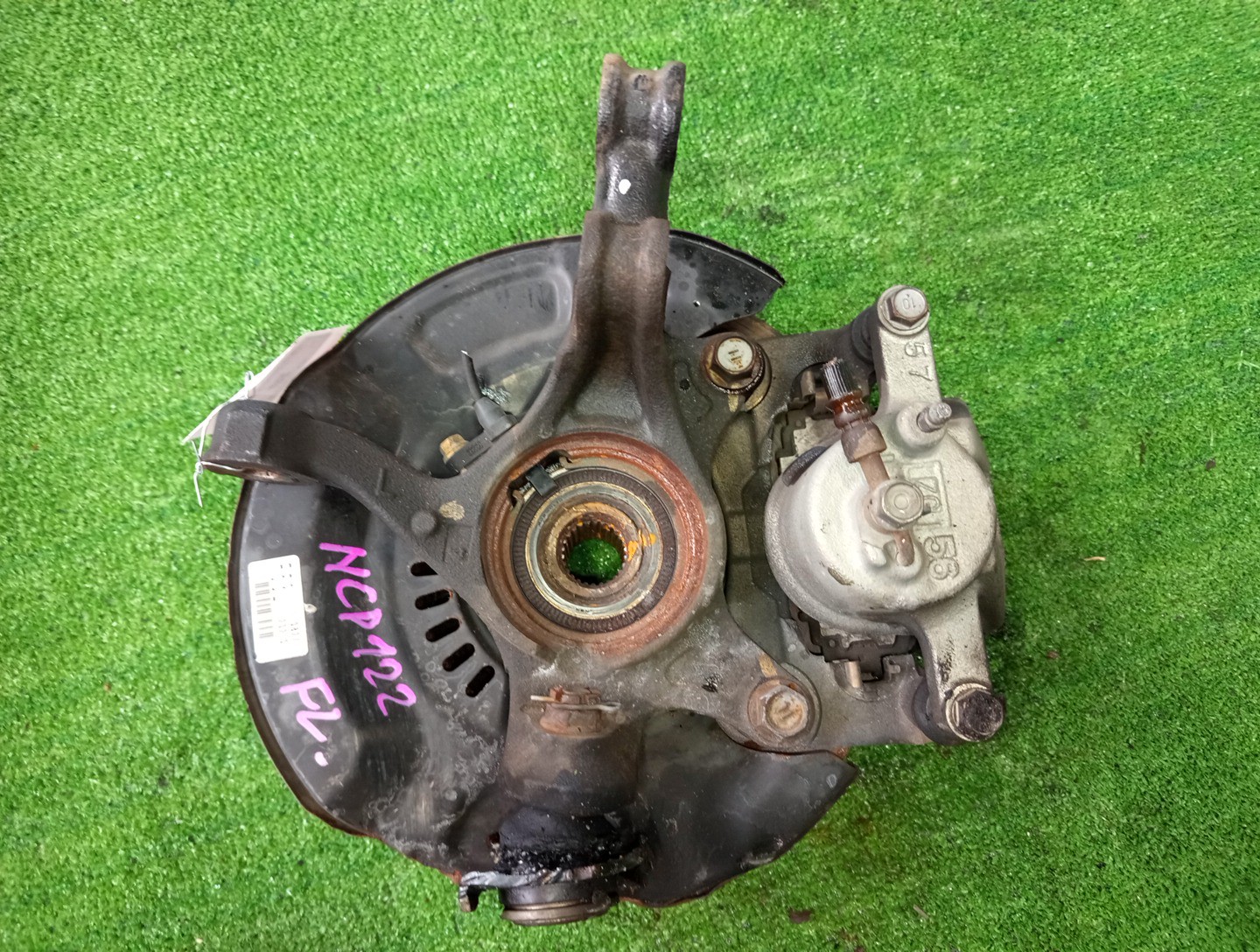 Ступица левая передняя TOYOTA RACTIS NCP122 1NZ-FE 2 ракурс
