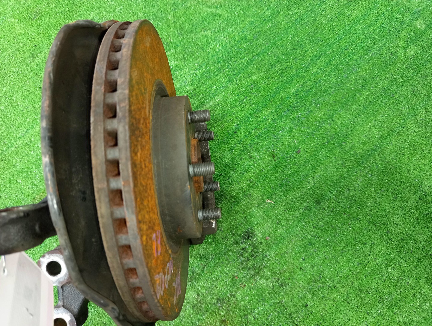 Ступица левая передняя TOYOTA RACTIS NCP122 1NZ-FE 3 ракурс