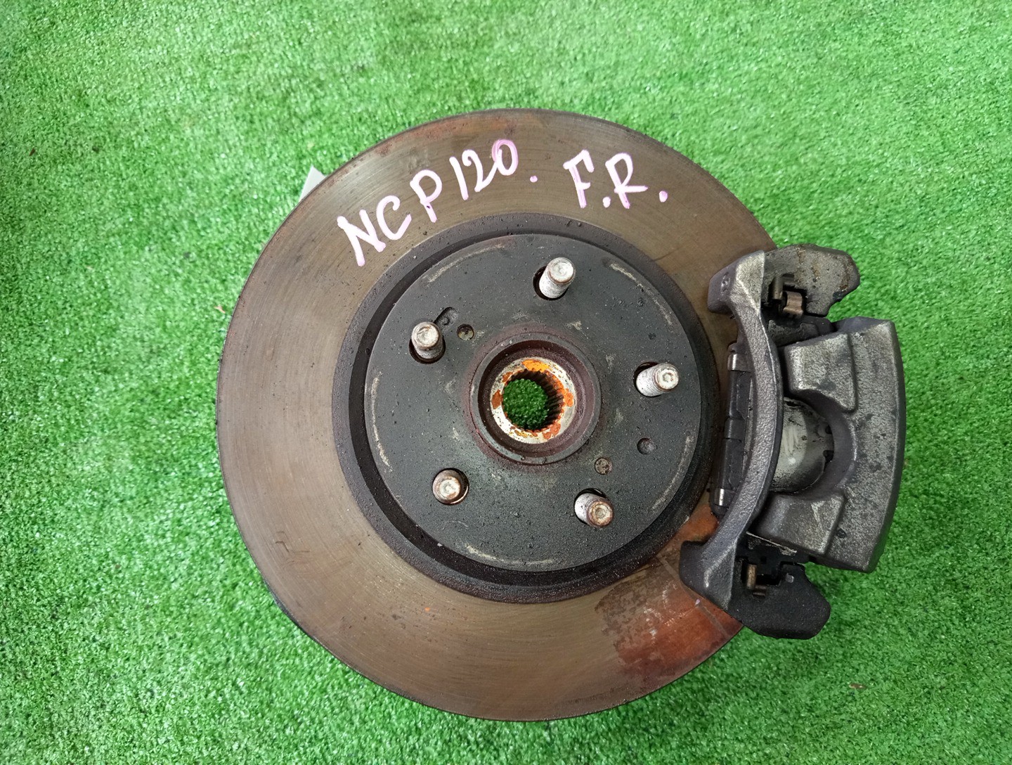 Ступица правая передняя TOYOTA RACTIS NCP120 1NZ-FE 1 ракурс