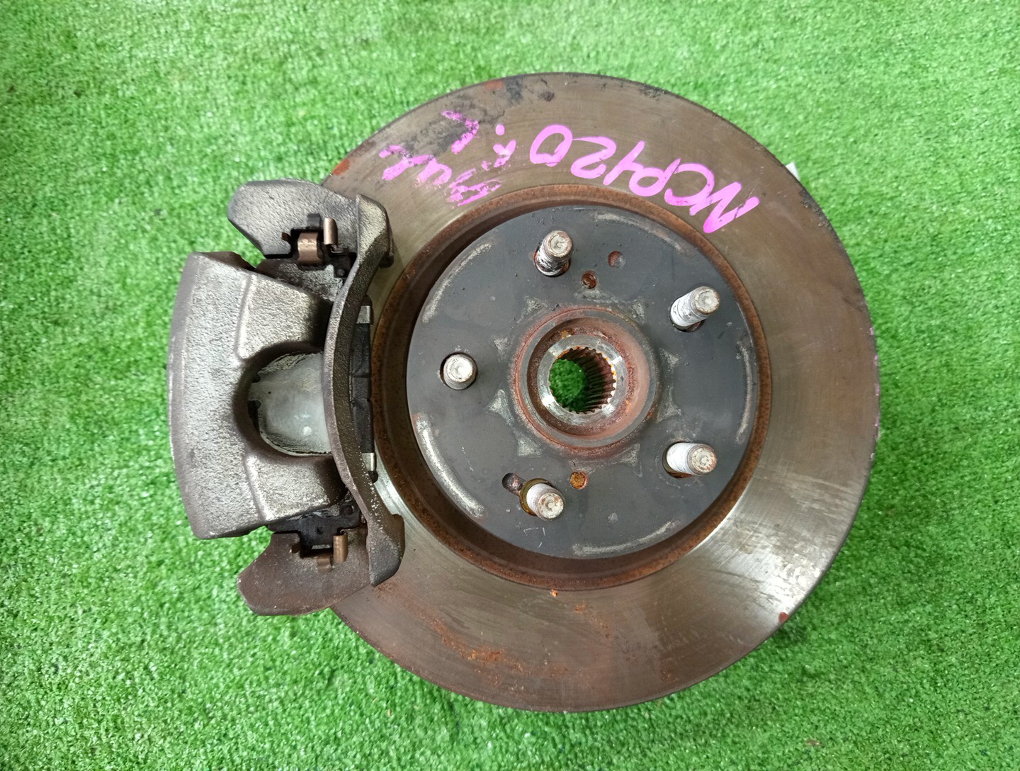Ступица левая передняя TOYOTA RACTIS NCP120 1NZ-FE 1 ракурс