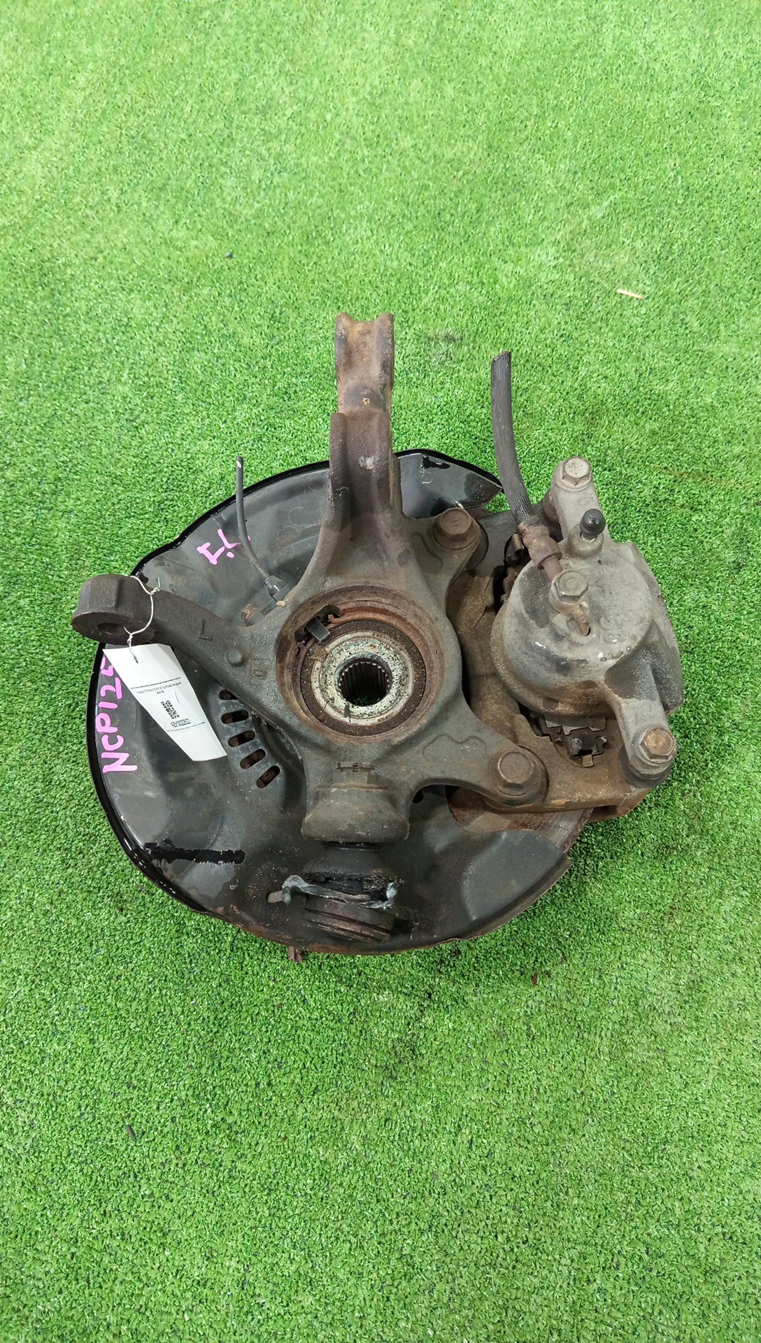 Ступица левая передняя TOYOTA RACTIS NCP125 1NZ-FE 3 ракурс