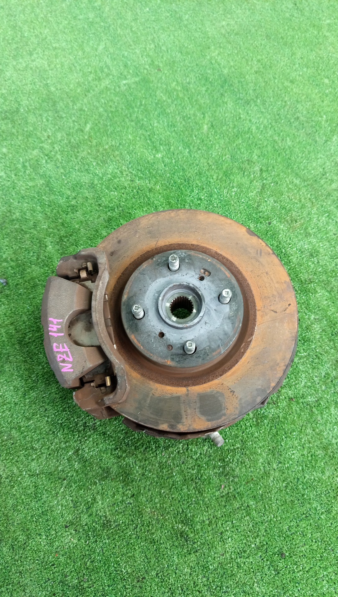 Ступица левая передняя TOYOTA AXIO, COROLLA FIELDER, COROLLA  AXIO, FIELDER NZE141, ZRE142, ZRE142G, NZE141G 1NZ-FE, 2ZR-FAE, 2ZR-FE 1 ракурс