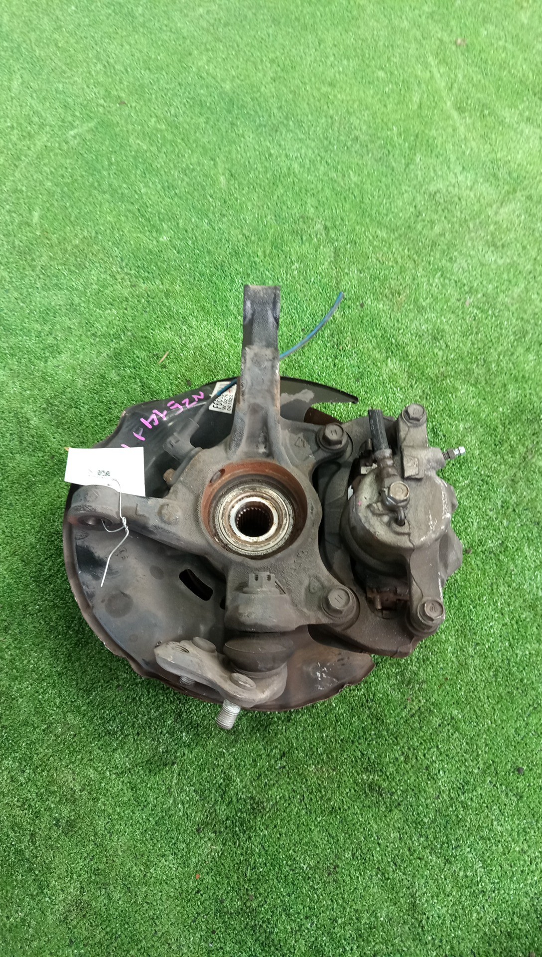 Ступица левая передняя TOYOTA AXIO, COROLLA FIELDER, COROLLA  AXIO, FIELDER NZE141, ZRE142, ZRE142G, NZE141G 1NZ-FE, 2ZR-FAE, 2ZR-FE 3 ракурс