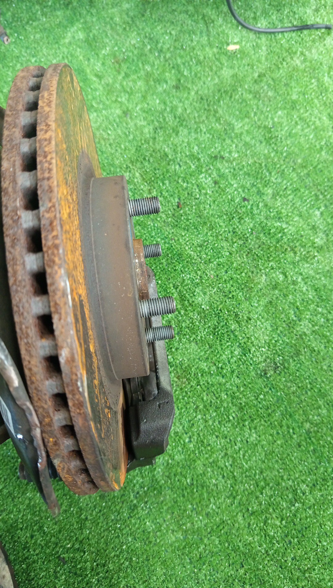 Ступица левая передняя TOYOTA AXIO, COROLLA FIELDER, COROLLA  AXIO, FIELDER NZE141, ZRE142, ZRE142G, NZE141G 1NZ-FE, 2ZR-FAE, 2ZR-FE 2 ракурс