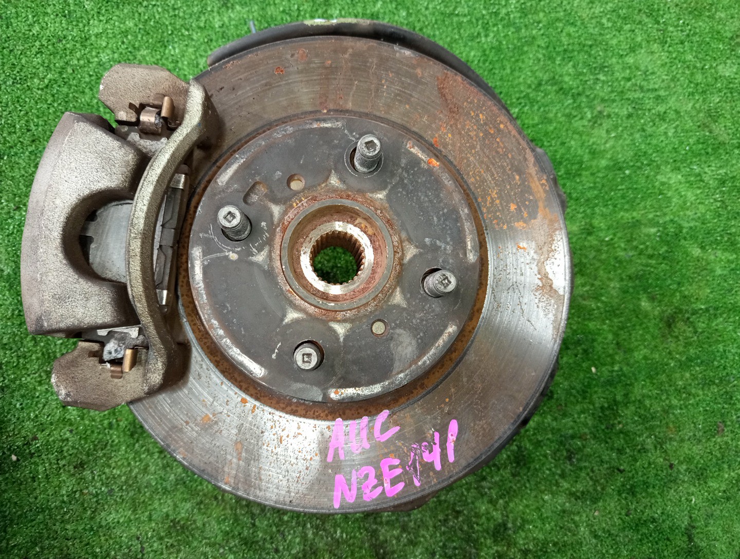 Ступица левая передняя TOYOTA AXIO, COROLLA FIELDER, COROLLA  AXIO, FIELDER NZE141, ZRE142, ZRE142G, NZE141G 1NZ-FE, 2ZR-FAE, 2ZR-FE 1 ракурс