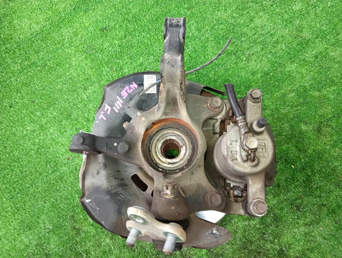 Ступица левая передняя TOYOTA AXIO, COROLLA FIELDER, COROLLA  AXIO, FIELDER NZE141, ZRE142, ZRE142G, NZE141G 1NZ-FE, 2ZR-FAE, 2ZR-FE 2 ракурс