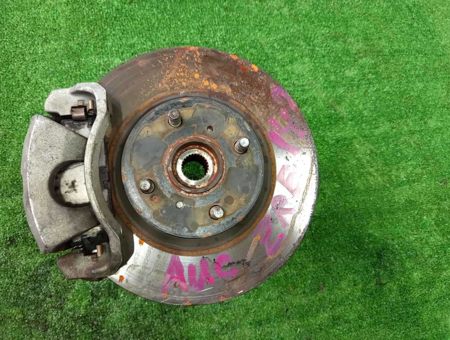 Ступица левая передняя TOYOTA AXIO, COROLLA FIELDER, COROLLA  AXIO, FIELDER NZE141, ZRE142, ZRE142G, NZE141G 1NZ-FE, 2ZR-FAE, 2ZR-FE 1 ракурс