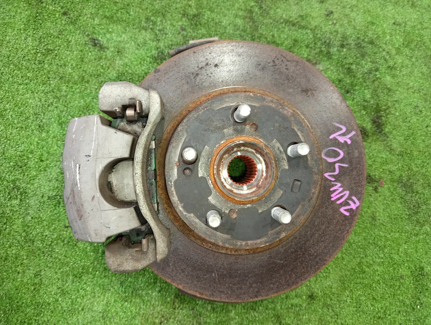 Ступица левая передняя TOYOTA CT200H, PRIUS ZWA10, ZVW35, ZVW30 2ZR-FXE 1 ракурс