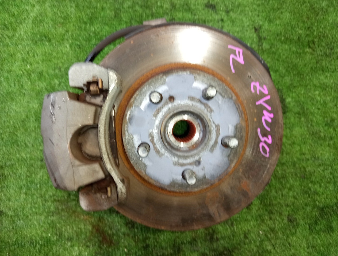 Ступица левая передняя TOYOTA CT200H, PRIUS ZWA10, ZVW35, ZVW30 2ZR-FXE 1 ракурс