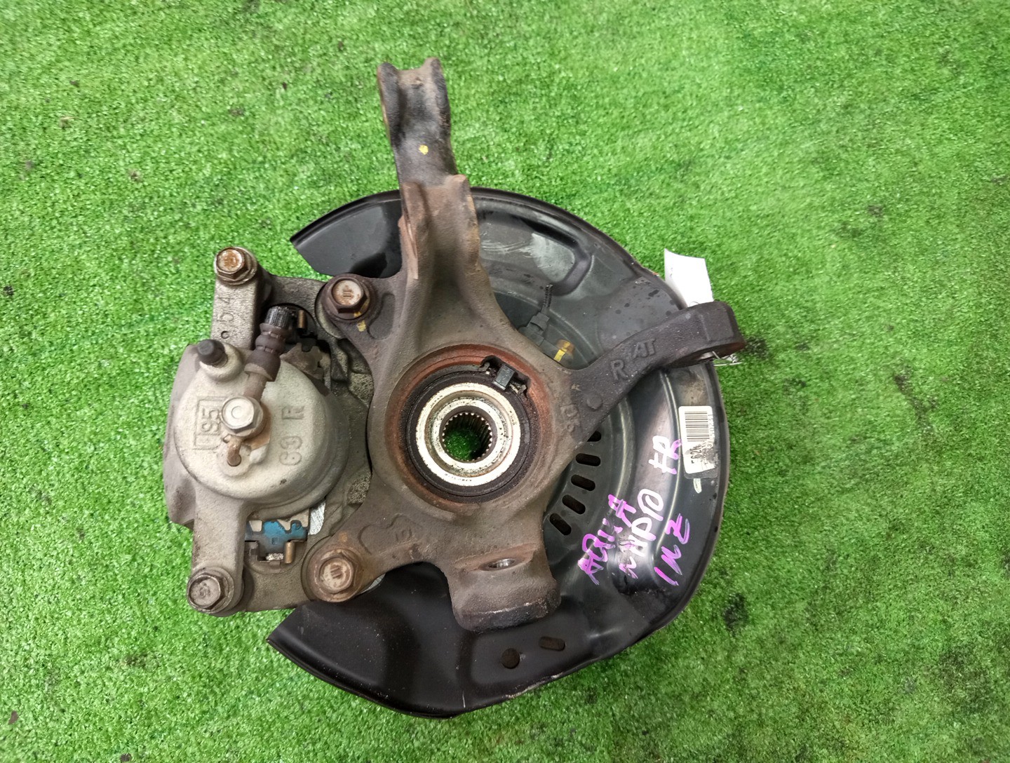 Ступица правая передняя TOYOTA AQUA NHP10 1NZ-FXE 2 ракурс