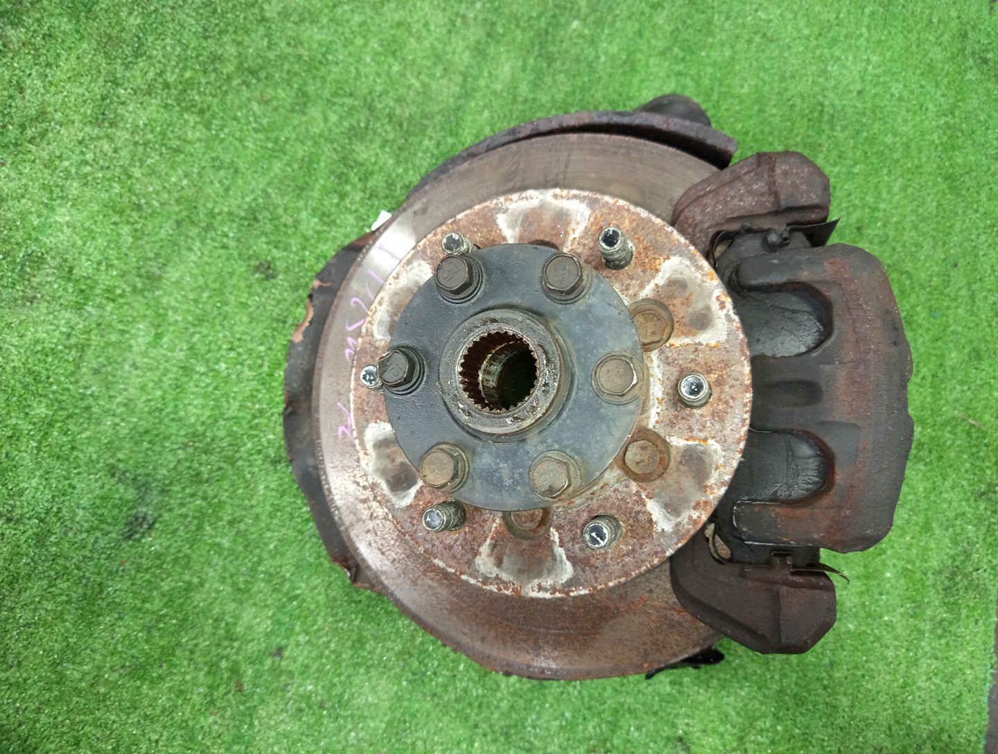 Ступица левая передняя MITSUBISHI DELICA PE6W, PD6W, PD4W, PD8W, PE8W, PF6W, PF8W 6G72, 4G64, 4M40T 1 ракурс