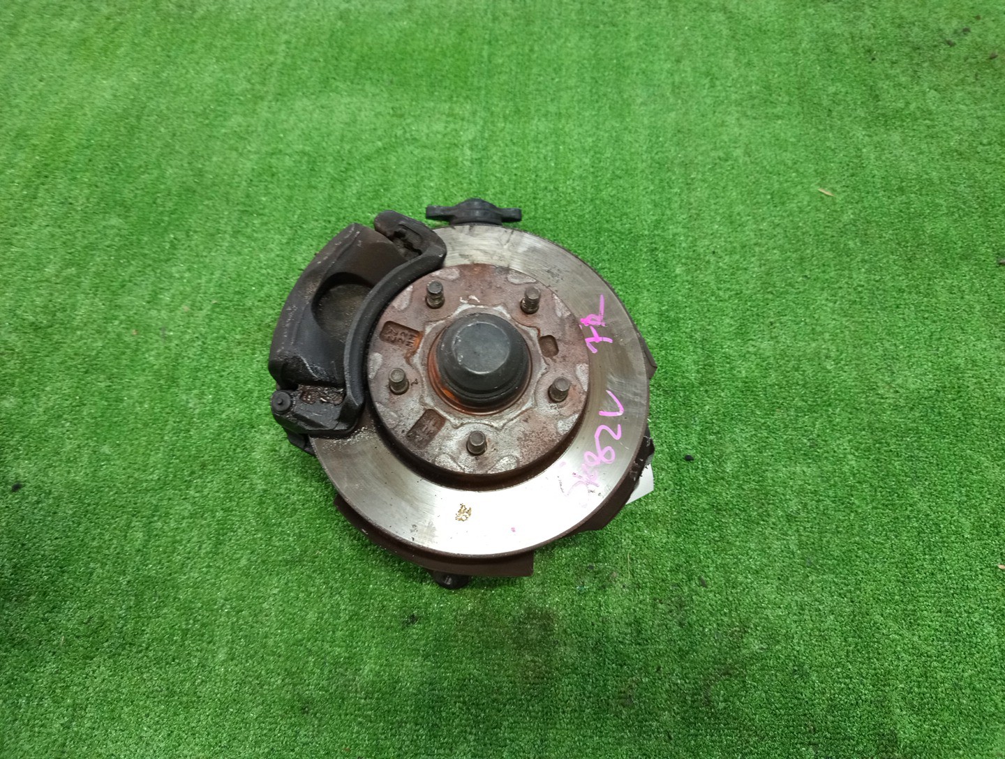 Ступица правая передняя MAZDA BONGO SK22T, SK82V, SK82T, SK22V, SKF2V, SKP2V, SKP2T, SKF2T R2, F8, RF-T, L8 1 ракурс