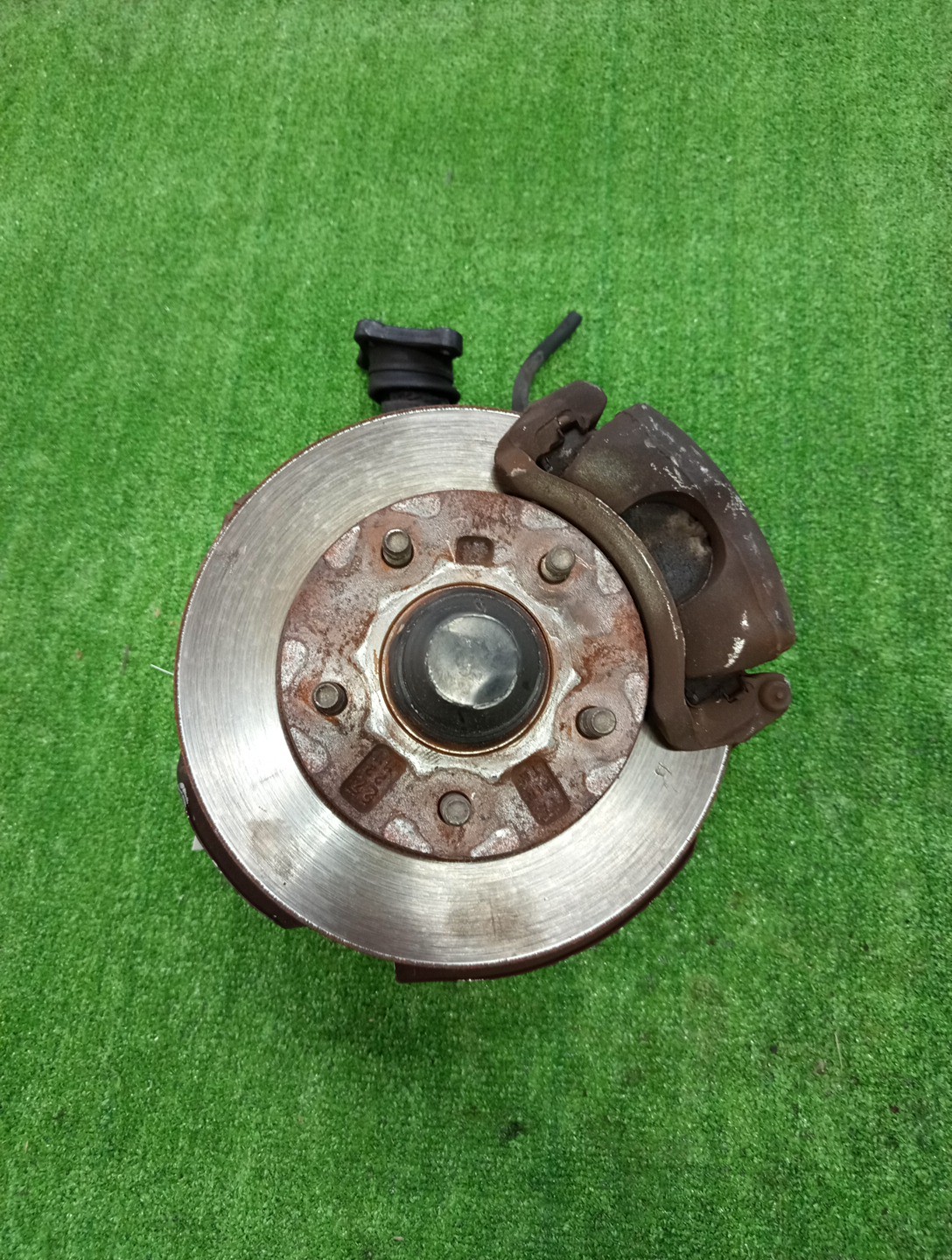 Ступица левая передняя MAZDA BONGO SK22T, SK82V, SK82T, SK22V, SKF2V, SKP2V, SKP2T, SKF2T R2, F8, RF-T, L8 1 ракурс