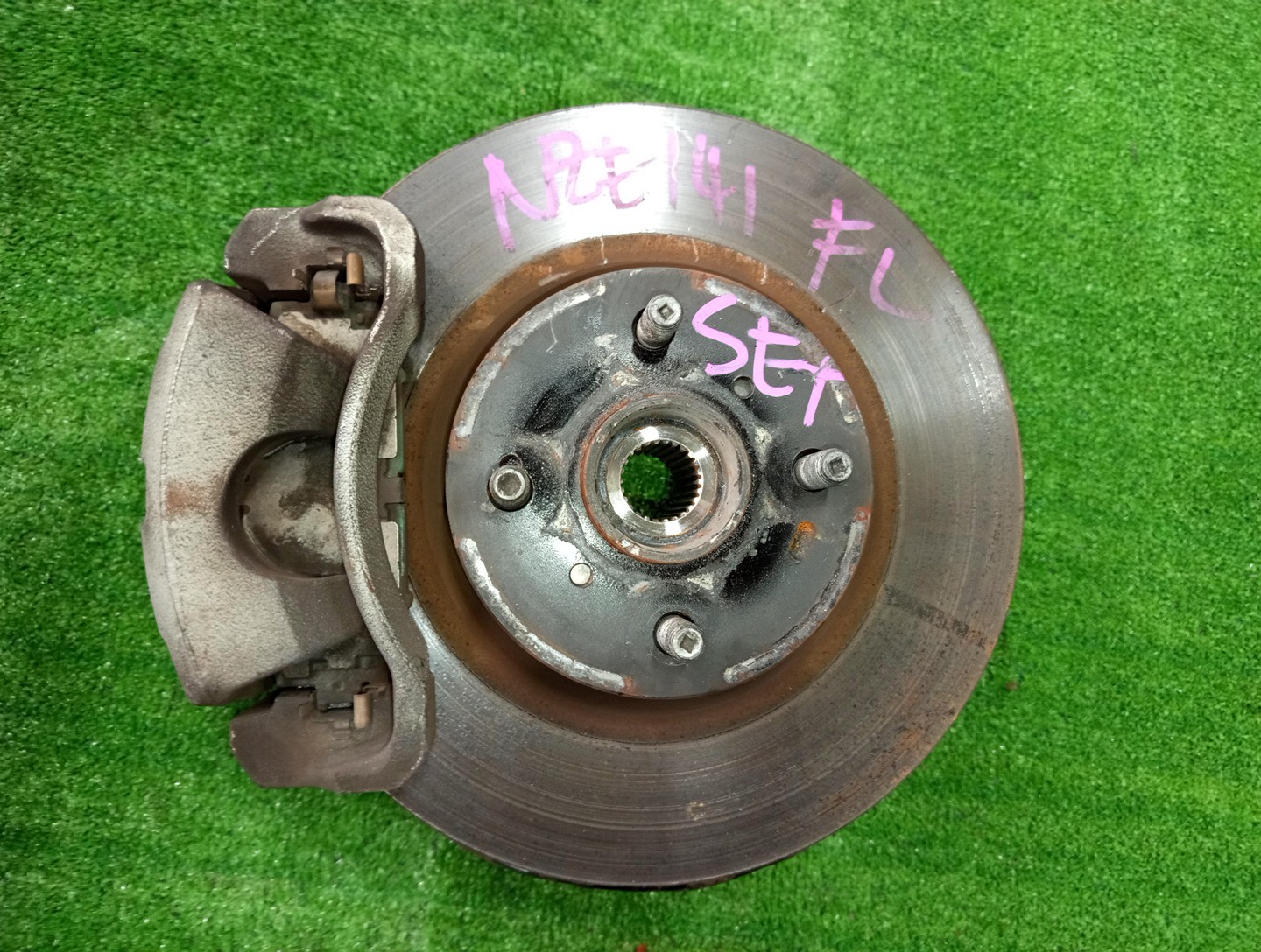 Ступица левая передняя TOYOTA AXIO, COROLLA FIELDER, COROLLA  AXIO, FIELDER NZE141, ZRE142, ZRE142G, NZE141G 1NZ-FE, 2ZR-FAE, 2ZR-FE 1 ракурс