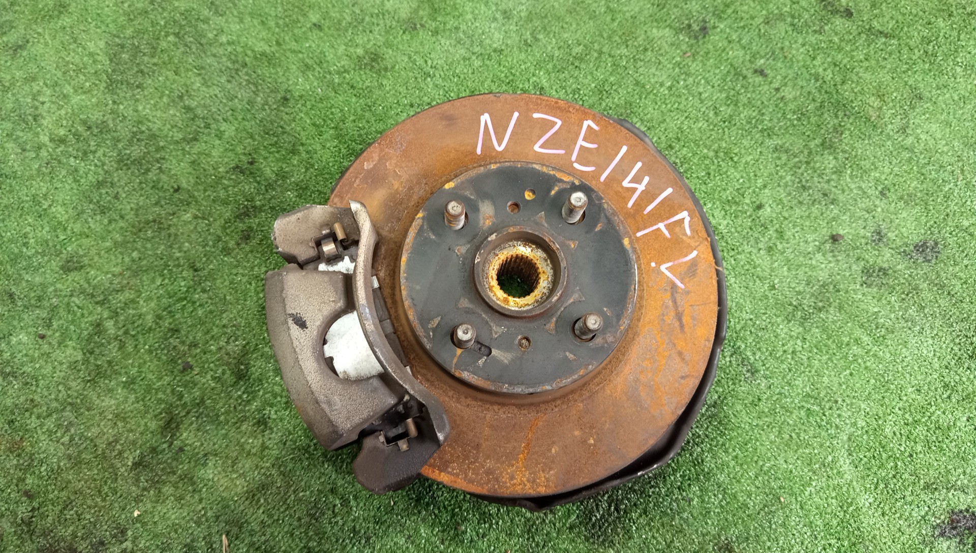 Ступица левая передняя TOYOTA AXIO, COROLLA FIELDER, COROLLA  AXIO, FIELDER NZE141, ZRE142, ZRE142G, NZE141G 1NZ-FE, 2ZR-FAE, 2ZR-FE 1 ракурс