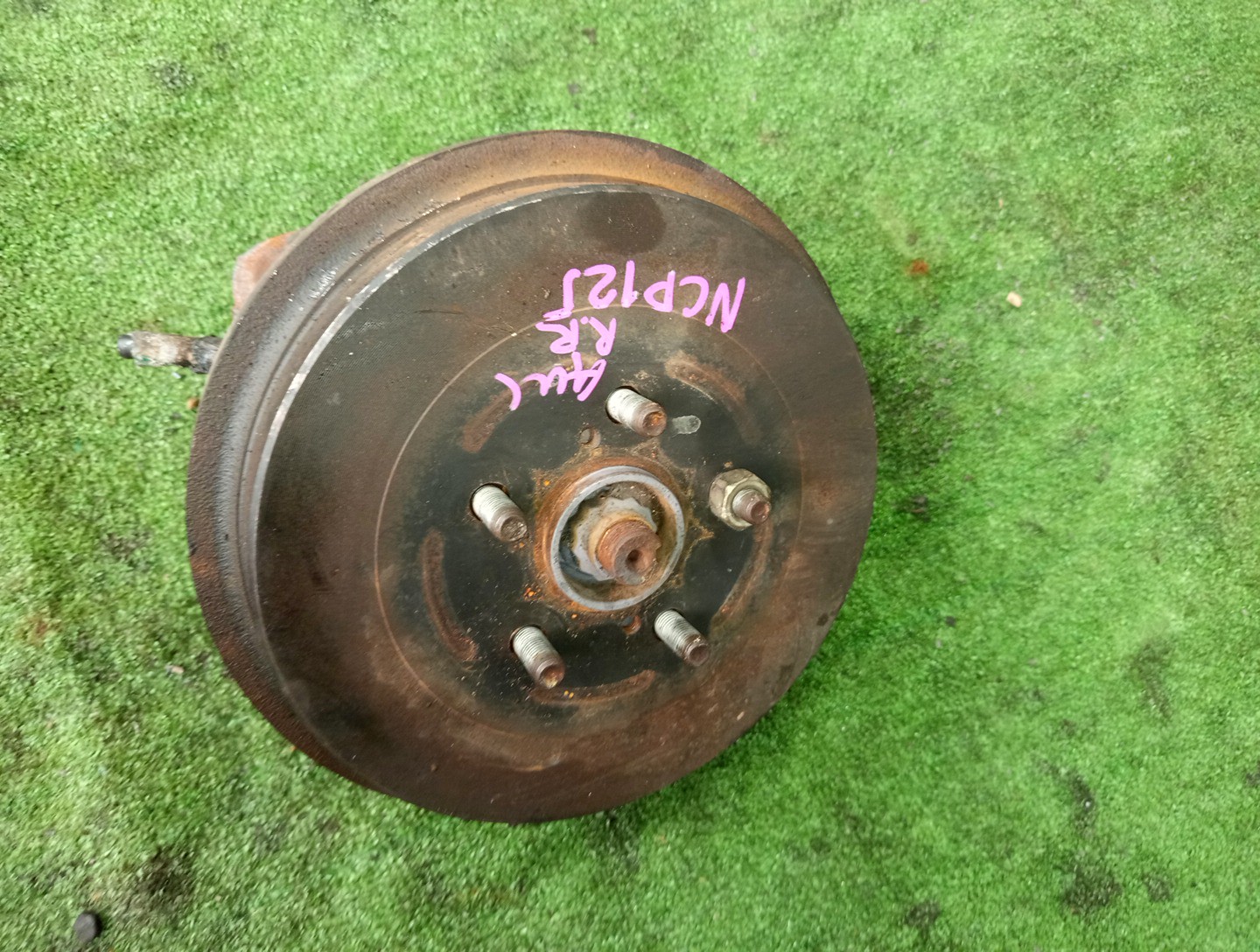Ступица левая задняя TOYOTA RACTIS NCP125 1NZ-FE 1 ракурс Ступица левая задняя TOYOTA RACTIS NCP125 1NZ-FE 1 ракурс
