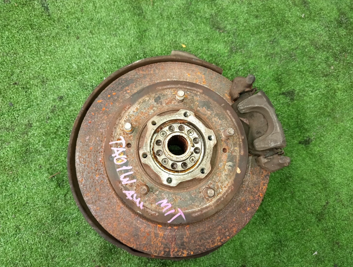 Ступица левая передняя SUZUKI ESCUDO TD51W, TD01W, TD11W, TA01W, TA11W, TA01R, TA51W J20A, G16A, H20A 1 ракурс