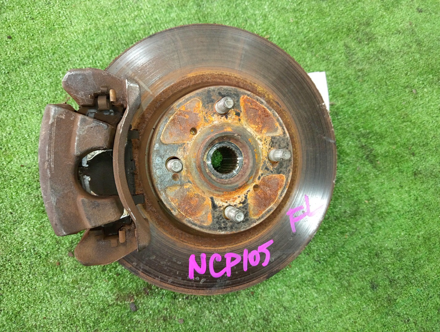 Ступица левая передняя TOYOTA RACTIS NCP105 1NZ-FE 1 ракурс Ступица левая передняя TOYOTA RACTIS NCP105 1NZ-FE 1 ракурс
