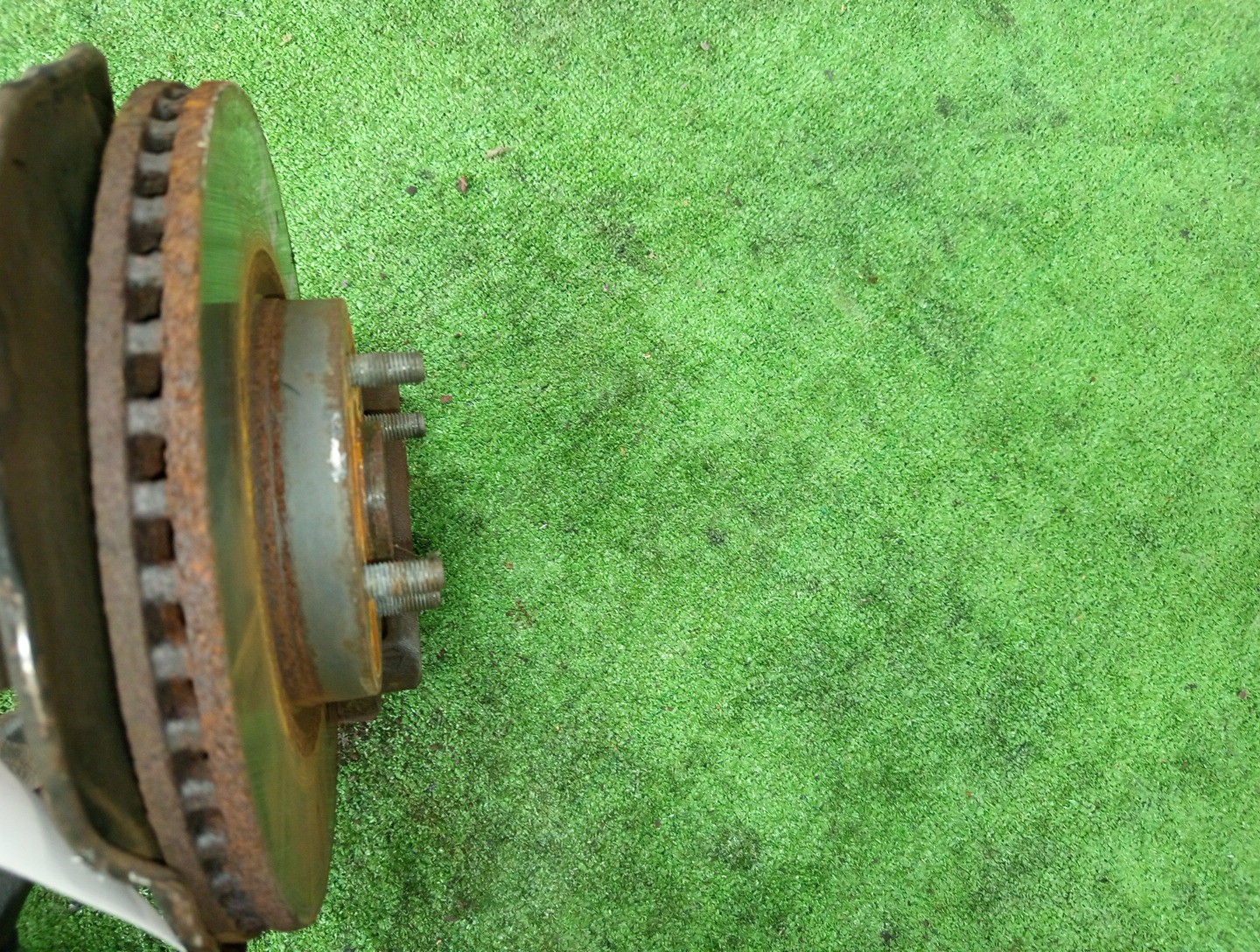 Ступица левая передняя TOYOTA RACTIS NCP105 1NZ-FE 3 ракурс
