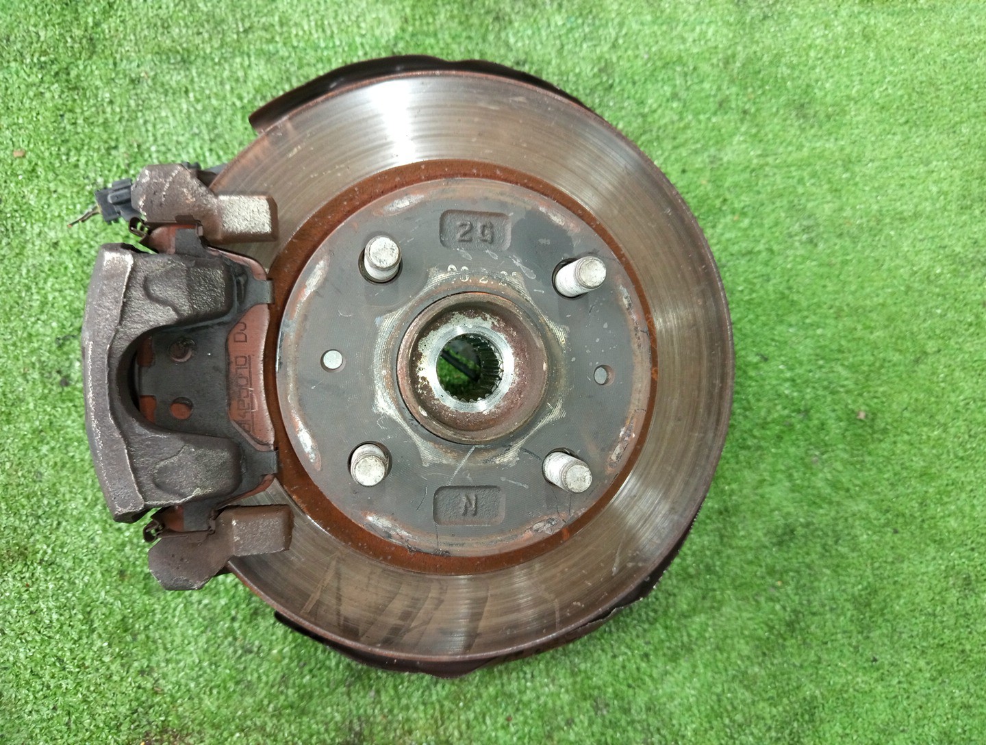 Ступица левая передняя TOYOTA PASSO KGC30 1KR-FE 1 ракурс