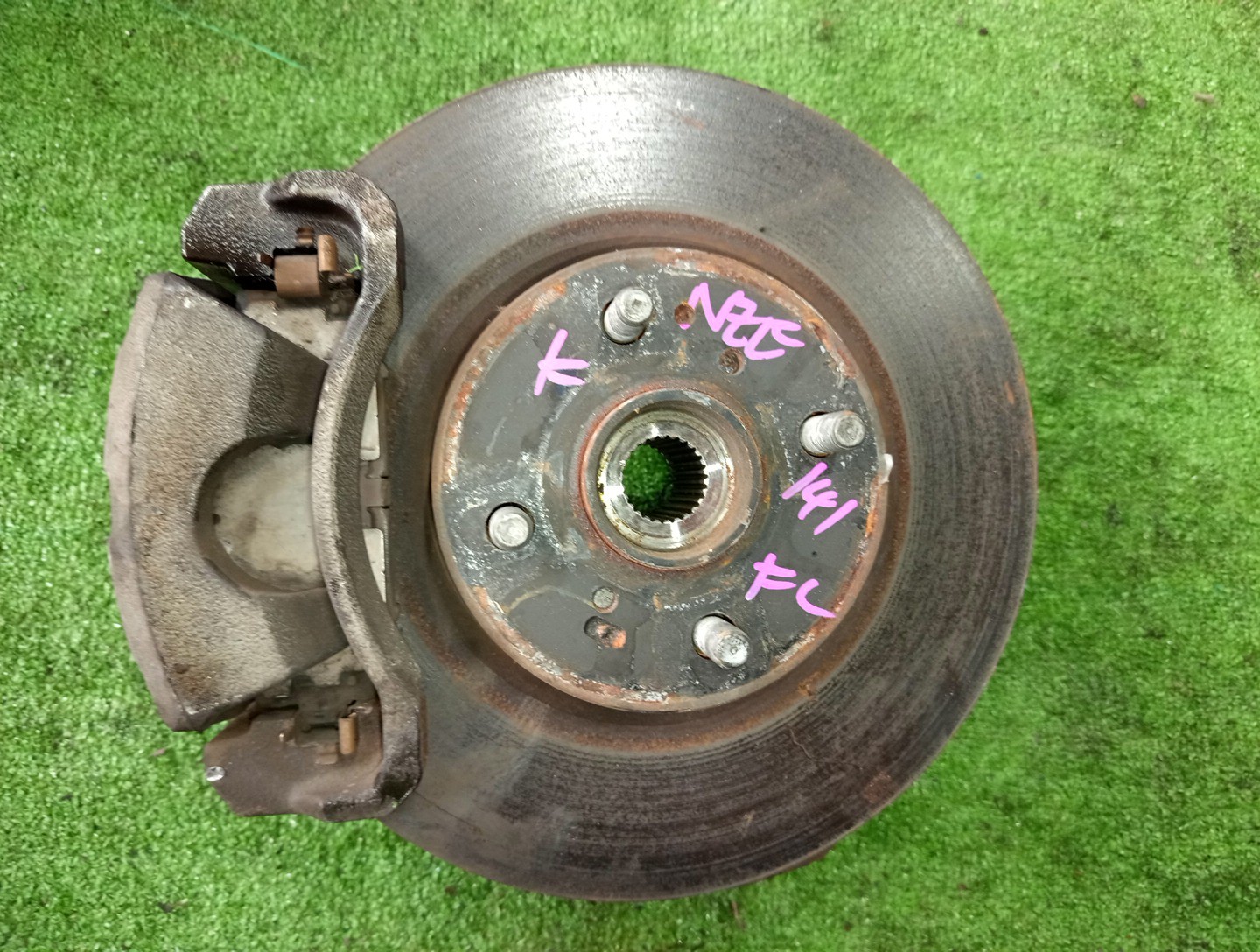 Ступица левая передняя TOYOTA AXIO, COROLLA FIELDER, COROLLA  AXIO, FIELDER NZE141, ZRE142, ZRE142G, NZE141G 1NZ-FE, 2ZR-FAE, 2ZR-FE 1 ракурс