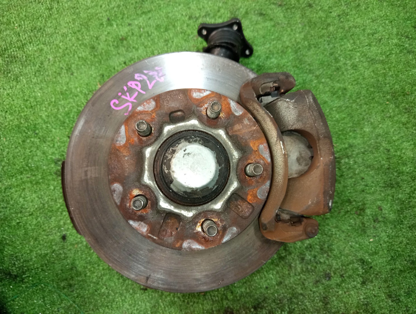 Ступица левая передняя MAZDA BONGO SK22T, SK82V, SK82T, SK22V, SKF2V, SKP2V, SKP2T, SKF2T R2, F8, RF-T, L8 1 ракурс