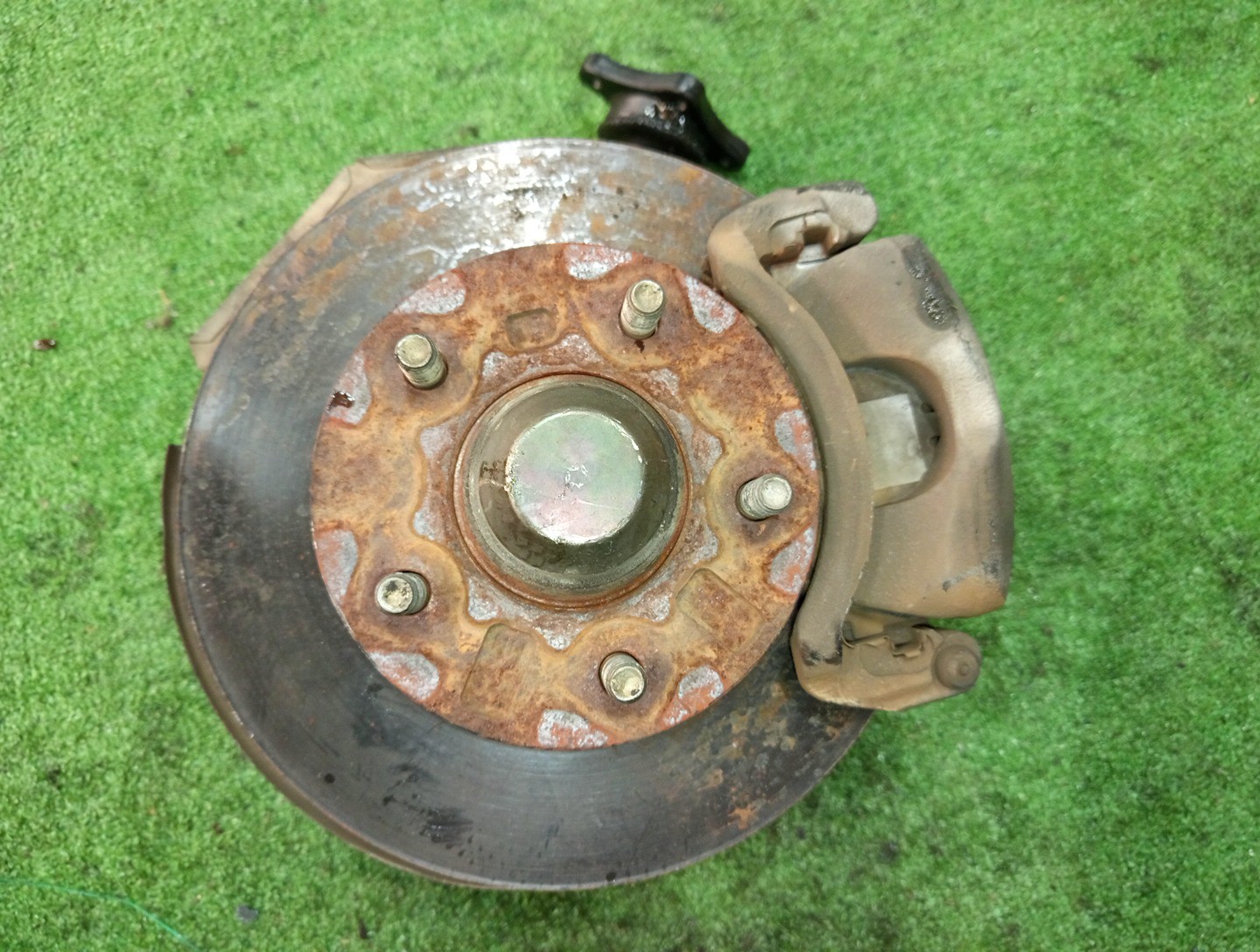 Ступица левая передняя MAZDA BONGO SK22T, SK82V, SK82T, SK22V, SKF2V, SKP2V, SKP2T, SKF2T R2, F8, RF-T, L8 1 ракурс