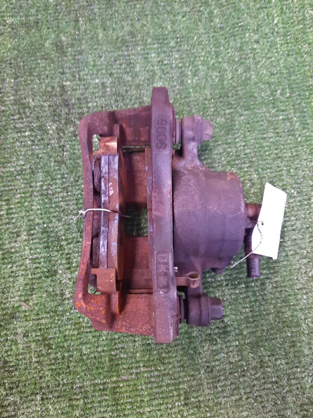 Суппорт тормозной правый передний MITSUBISHI LEGNUM EC1W 4G93 2 ракурс