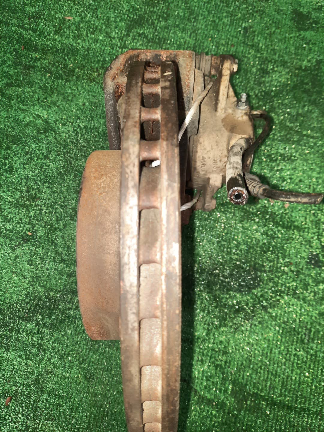 Суппорт тормозной правый передний MERCEDES-BENZ C-Class S204 M271.860 A2044212481 2 ракурс