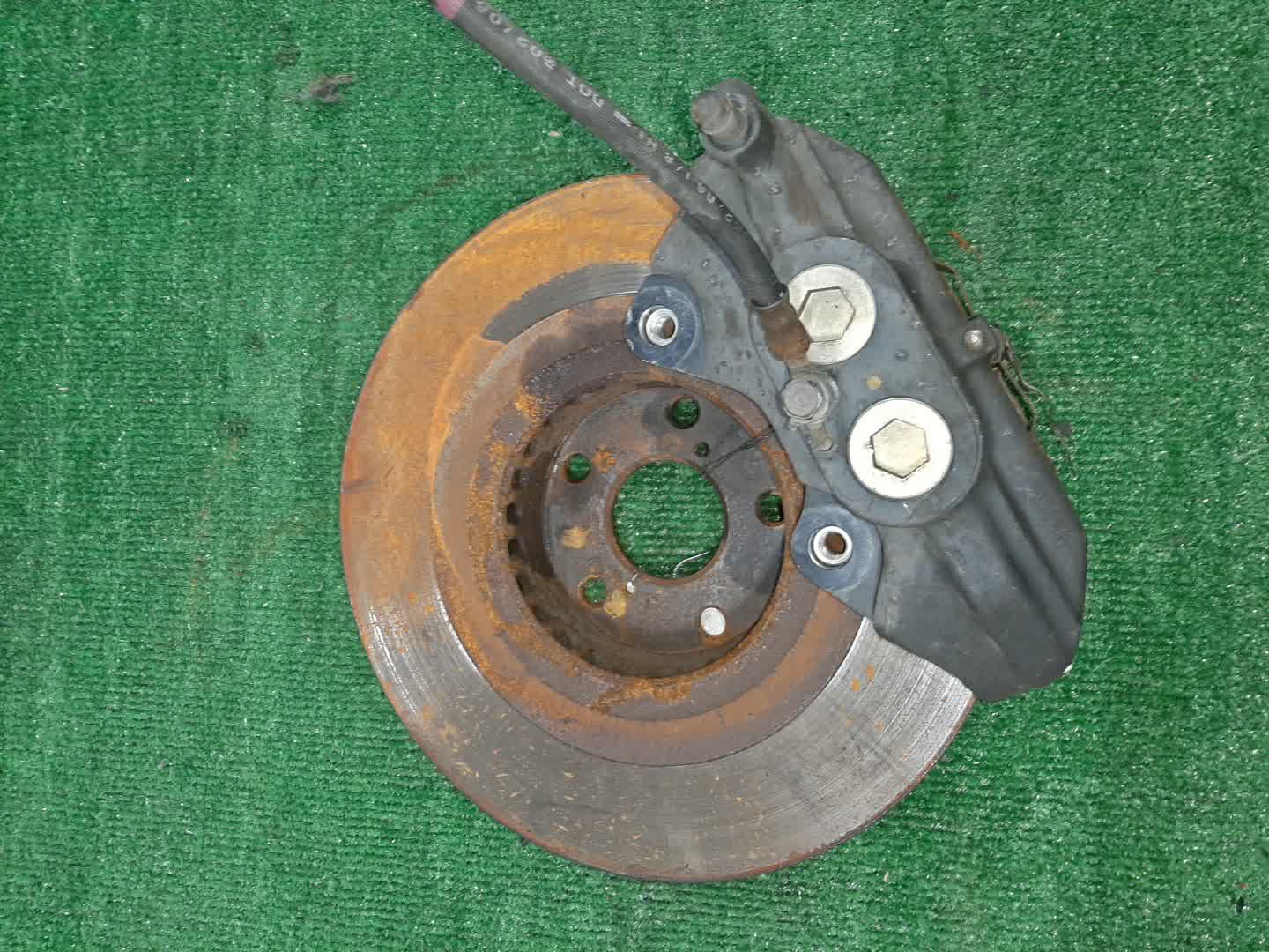 Суппорт тормозной правый передний TOYOTA CROWN GRS184 2GR-FSE 3 ракурс
