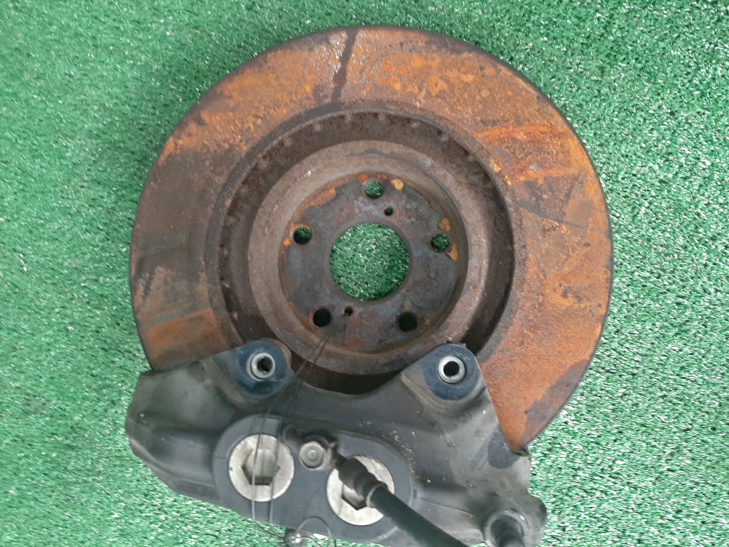 Суппорт тормозной правый передний TOYOTA CROWN GRS184 2GR-FSE 2 ракурс