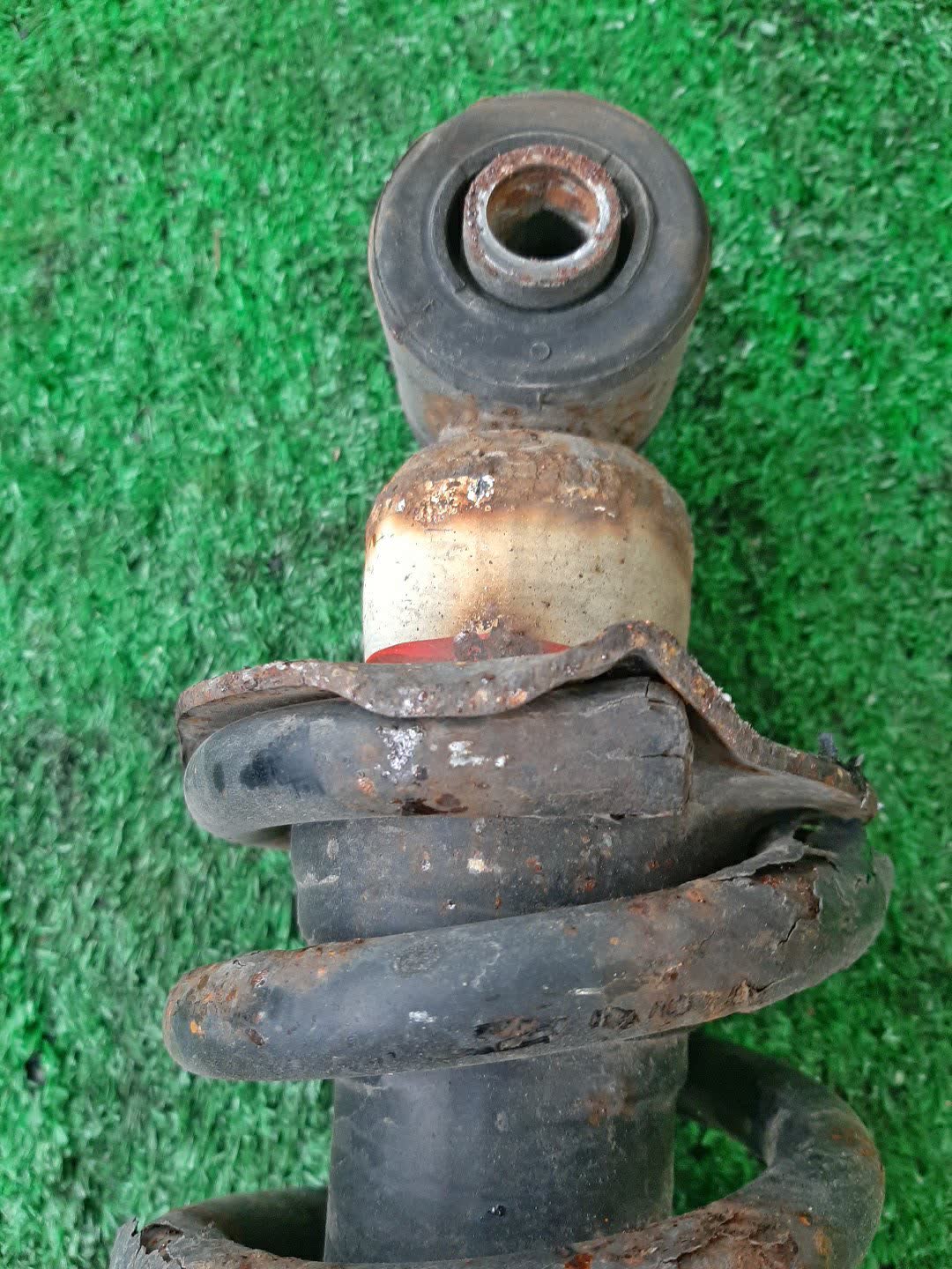 Стойка правая задняя TOYOTA BREVIS, CROWN, PROGRES, ALTEZZA, VEROSSA, MARK II, CROWN ESTATE JCG10, JCG11, JCG15, GS171, JZS175, JZS171, JZS173, JZS179, JKS175, GXE10, SXE10, JCE10, GXE15, JCE15, GX110, JZX110, GX115, JZX115 1JZ-FSE, 2JZ-FSE, 1G-FE, 1