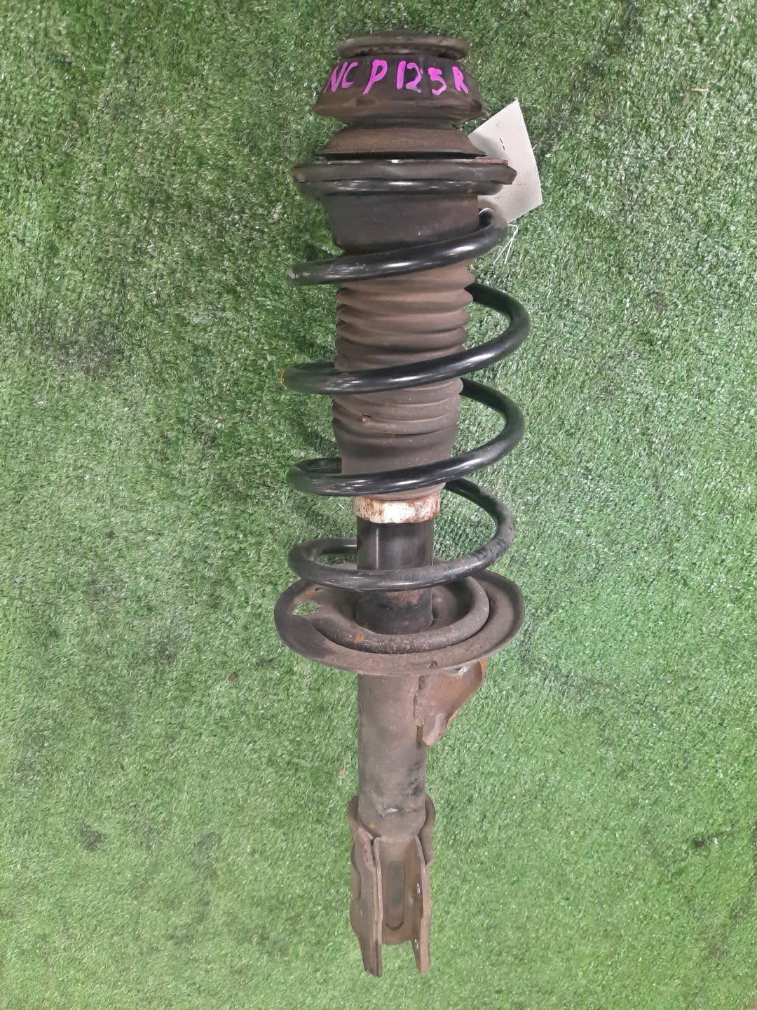 Стойка правая передняя TOYOTA RACTIS NCP125 1NZ-FE 1 ракурс