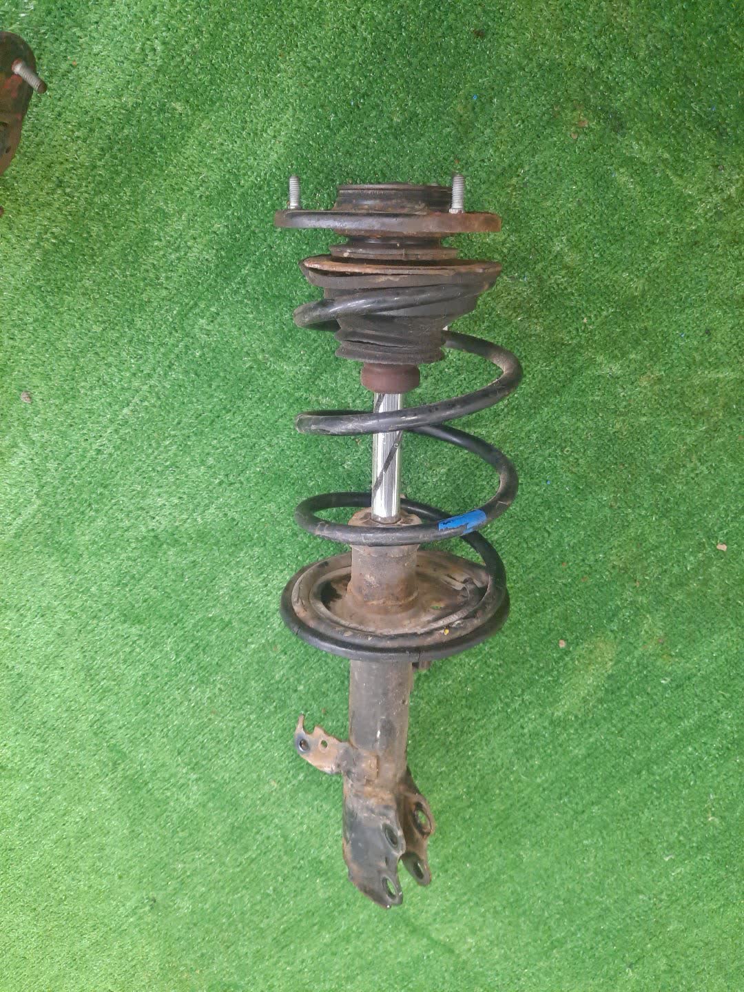 Стойка левая передняя TOYOTA COROLLA, PREMIO, COROLLA SPACIO, WISH, ALLION, COROLLA FIELDER, ALLEX, COROLLA RUNX, WILL VS, COROLLA  AXIO ZZE124, NZE121, NZE120, ZZE122, NZE124, CE121, ZRT265, ZZT240, NZT240, ZRT260, ZZT245, NZT260, ZRT261, NZE121N, Z