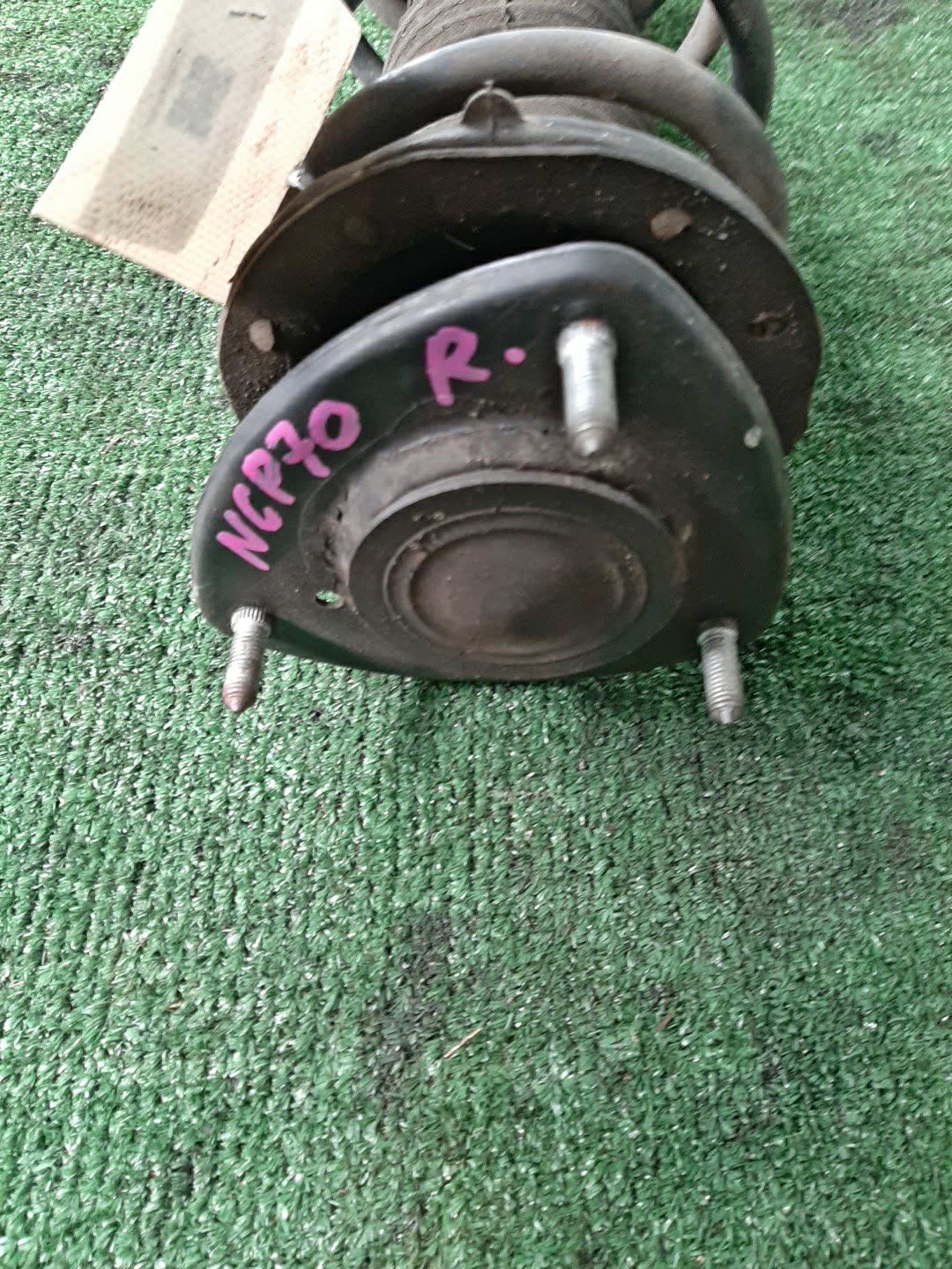 Стойка правая передняя TOYOTA FUNCARGO, IST, PLATZ, RAUM, VITZ, WILL VI, PROBOX, BB, PORTE, SUCCEED, WILL CYPHA NCP20, NCP21, NCP60, NCP61, NCP12, SCP11, NCZ20, SCP10, NCP10, SCP13, NCP13, NCP19, NCP51V, NCP58G, NCP50V, NLP51, NCP52V, NCP30, NCP31, N