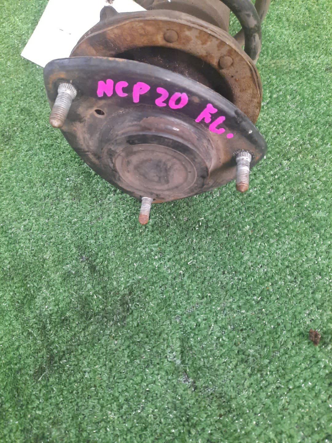 Стойка левая передняя TOYOTA FUNCARGO, IST, PLATZ, RAUM, VITZ, WILL VI, PROBOX, BB, PORTE, SUCCEED, WILL CYPHA NCP20, NCP21, NCP60, NCP61, NCP12, SCP11, NCZ20, SCP10, NCP10, SCP13, NCP13, NCP19, NCP51V, NCP58G, NCP50V, NLP51, NCP52V, NCP30, NCP31, NC