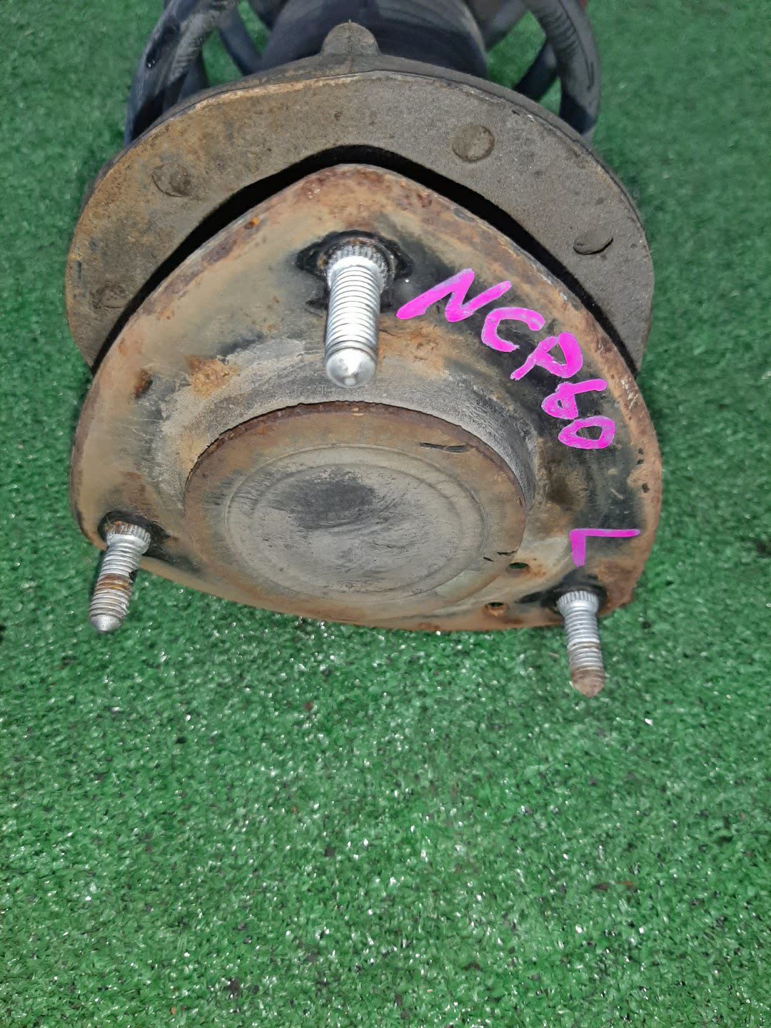 Стойка левая передняя TOYOTA FUNCARGO, IST, PLATZ, RAUM, VITZ, WILL VI, PROBOX, BB, PORTE, SUCCEED, WILL CYPHA NCP20, NCP21, NCP60, NCP61, NCP12, SCP11, NCZ20, SCP10, NCP10, SCP13, NCP13, NCP19, NCP51V, NCP58G, NCP50V, NLP51, NCP52V, NCP30, NCP31, NC